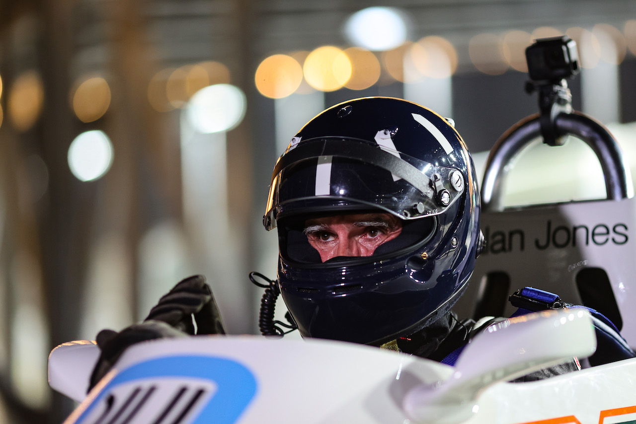 GP ARABIA SAUDITA, Damon Hill (GBR) e Martin Brundle drive the Williams FW07
02.12.2021. Formula 1 World Championship, Rd 21, Saudi Arabian Grand Prix, Jeddah, Saudi Arabia, Preparation Day.
- www.xpbimages.com, EMail: requests@xpbimages.com ¬© Copyright: Charniaux / XPB Images