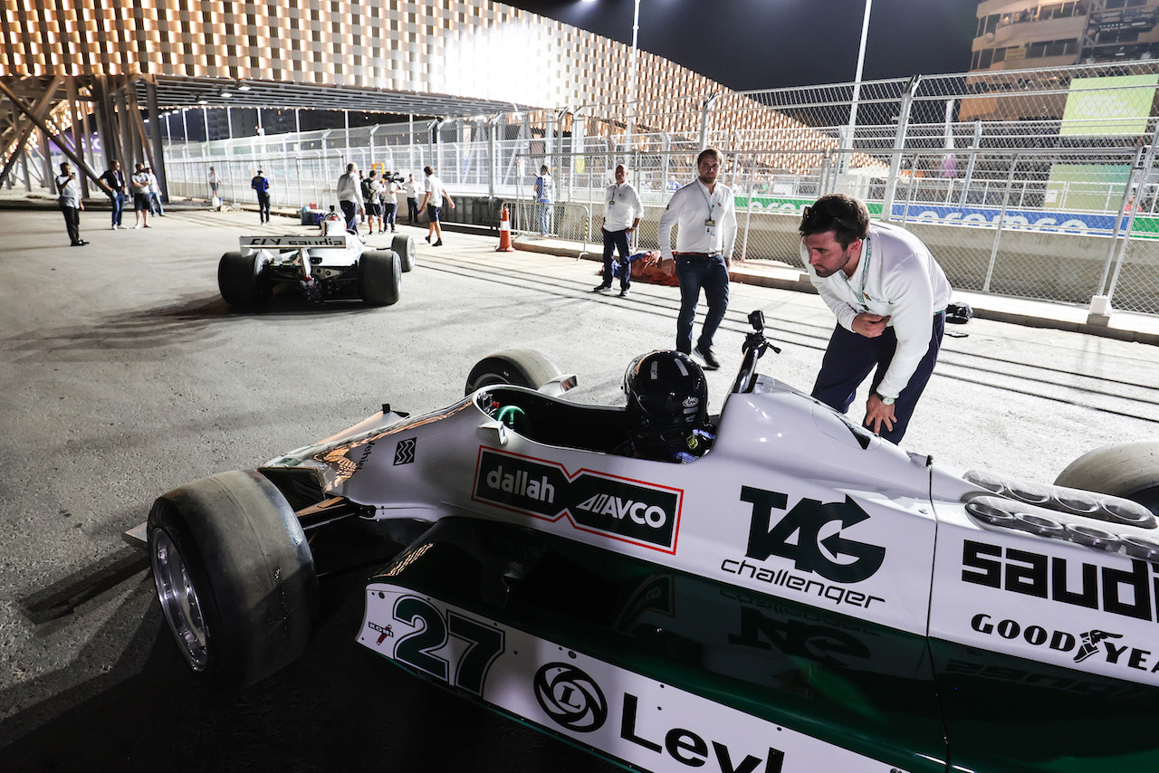 GP ARABIA SAUDITA, Damon Hill (GBR) e Martin Brundle drive the Williams FW07
02.12.2021. Formula 1 World Championship, Rd 21, Saudi Arabian Grand Prix, Jeddah, Saudi Arabia, Preparation Day.
- www.xpbimages.com, EMail: requests@xpbimages.com ¬© Copyright: Charniaux / XPB Images