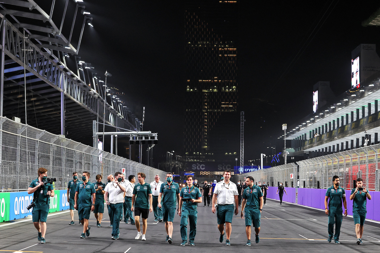 GP ARABIA SAUDITA, Sebastian Vettel (GER) Aston Martin F1 Team walks the circuit with the team.
02.12.2021. Formula 1 World Championship, Rd 21, Saudi Arabian Grand Prix, Jeddah, Saudi Arabia, Preparation Day.
- www.xpbimages.com, EMail: requests@xpbimages.com © Copyright: Moy / XPB Images