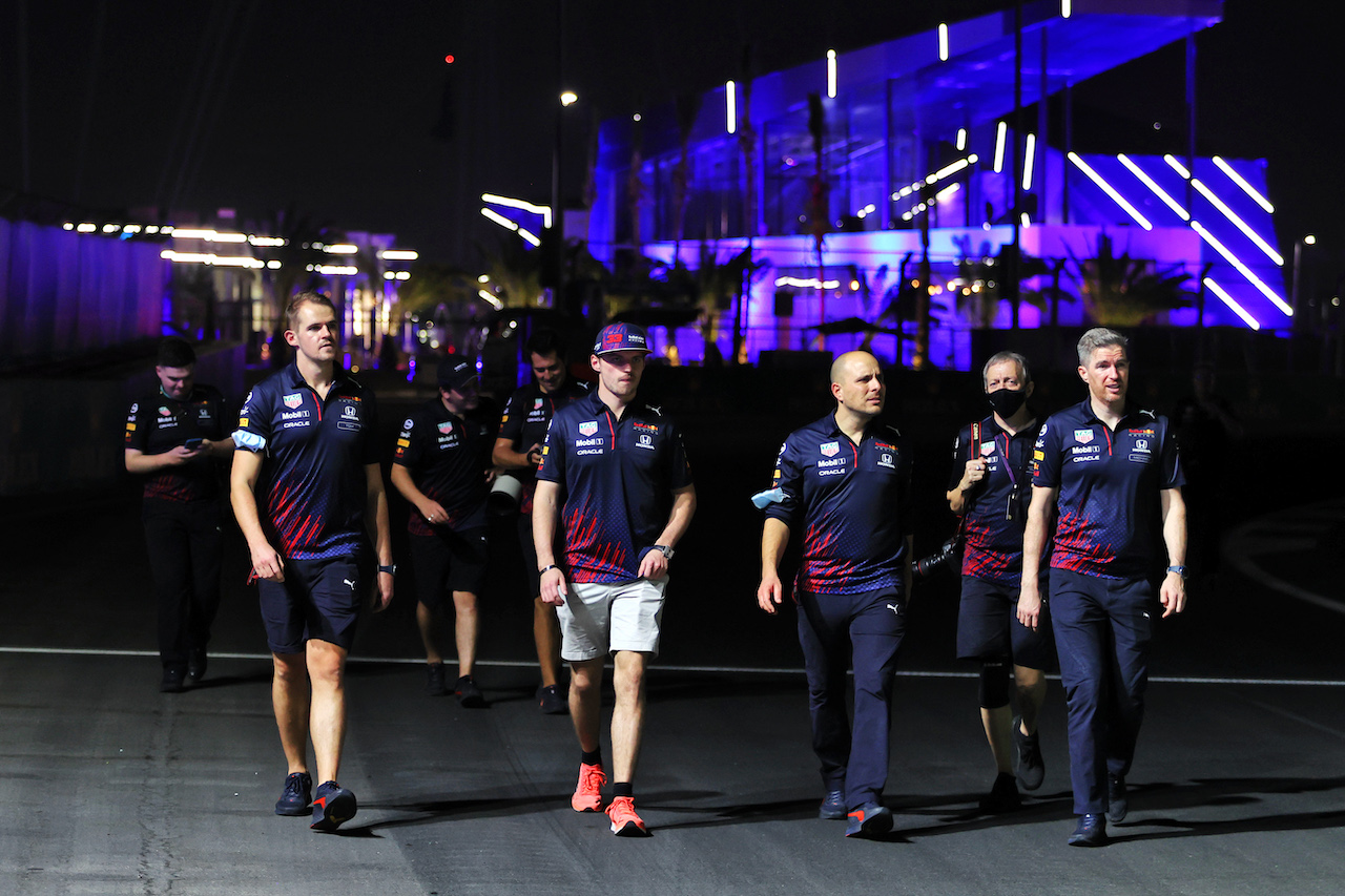 GP ARABIA SAUDITA, Max Verstappen (NLD) Red Bull Racing walks the circuit with the team.
02.12.2021. Formula 1 World Championship, Rd 21, Saudi Arabian Grand Prix, Jeddah, Saudi Arabia, Preparation Day.
- www.xpbimages.com, EMail: requests@xpbimages.com © Copyright: Moy / XPB Images
