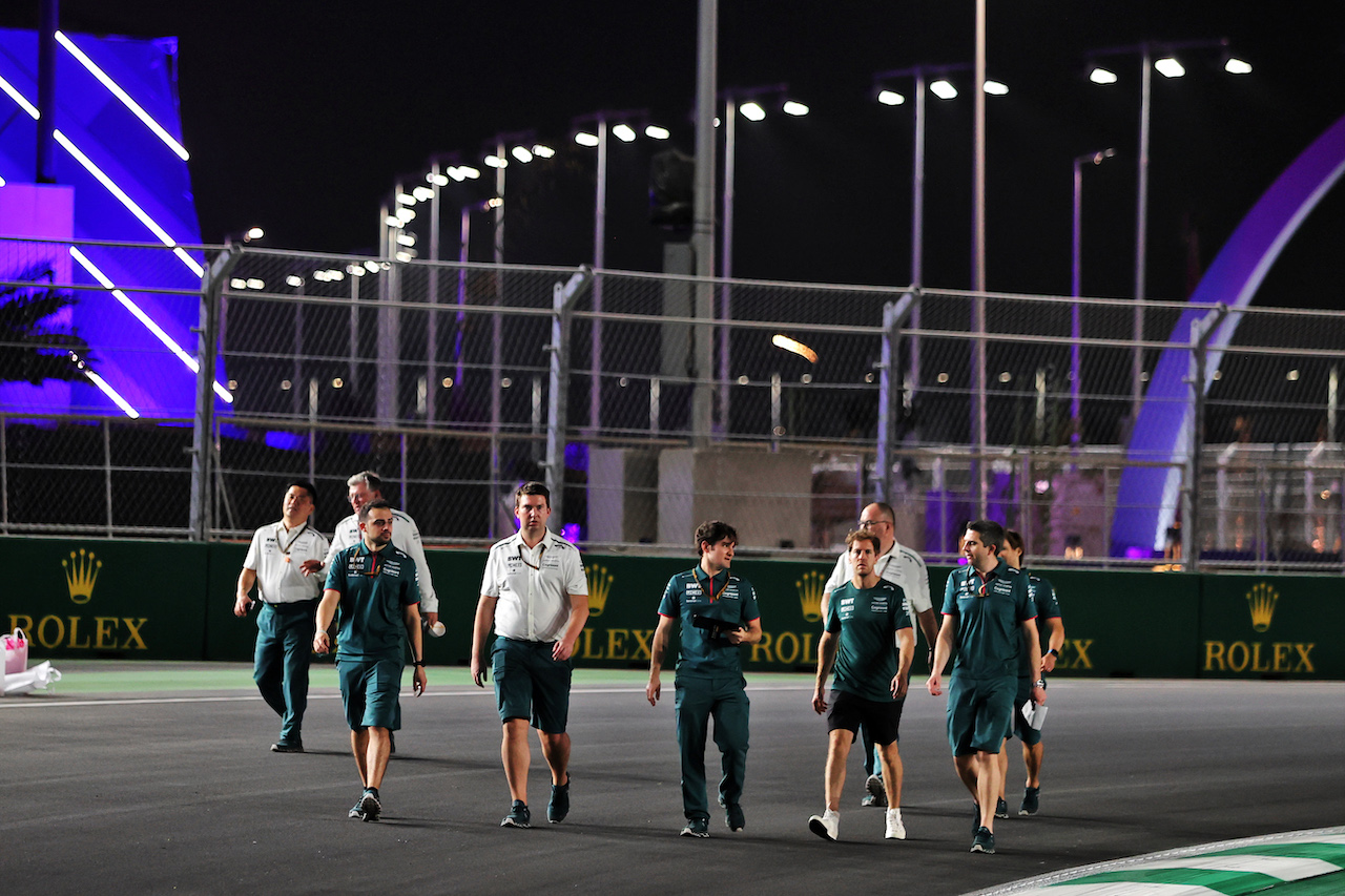 GP ARABIA SAUDITA, Sebastian Vettel (GER) Aston Martin F1 Team walks the circuit with the team.
02.12.2021. Formula 1 World Championship, Rd 21, Saudi Arabian Grand Prix, Jeddah, Saudi Arabia, Preparation Day.
- www.xpbimages.com, EMail: requests@xpbimages.com © Copyright: Moy / XPB Images
