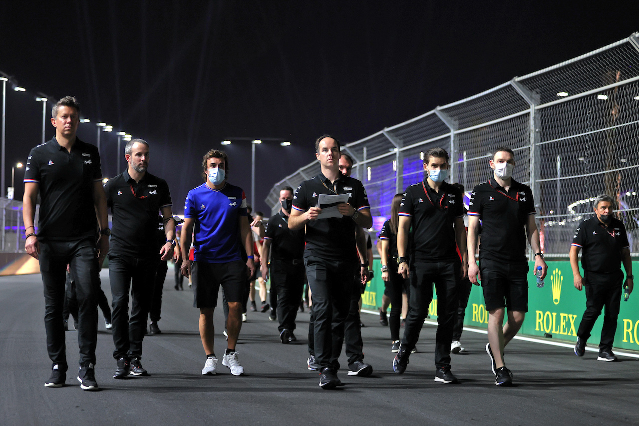 GP ARABIA SAUDITA, Fernando Alonso (ESP) Alpine F1 Team walks the circuit with the team.
02.12.2021. Formula 1 World Championship, Rd 21, Saudi Arabian Grand Prix, Jeddah, Saudi Arabia, Preparation Day.
- www.xpbimages.com, EMail: requests@xpbimages.com © Copyright: Moy / XPB Images