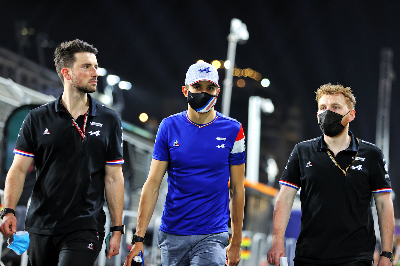 GP ARABIA SAUDITA, Esteban Ocon (FRA) Alpine F1 Team walks the circuit with the team.
02.12.2021. Formula 1 World Championship, Rd 21, Saudi Arabian Grand Prix, Jeddah, Saudi Arabia, Preparation Day.
- www.xpbimages.com, EMail: requests@xpbimages.com © Copyright: Moy / XPB Images