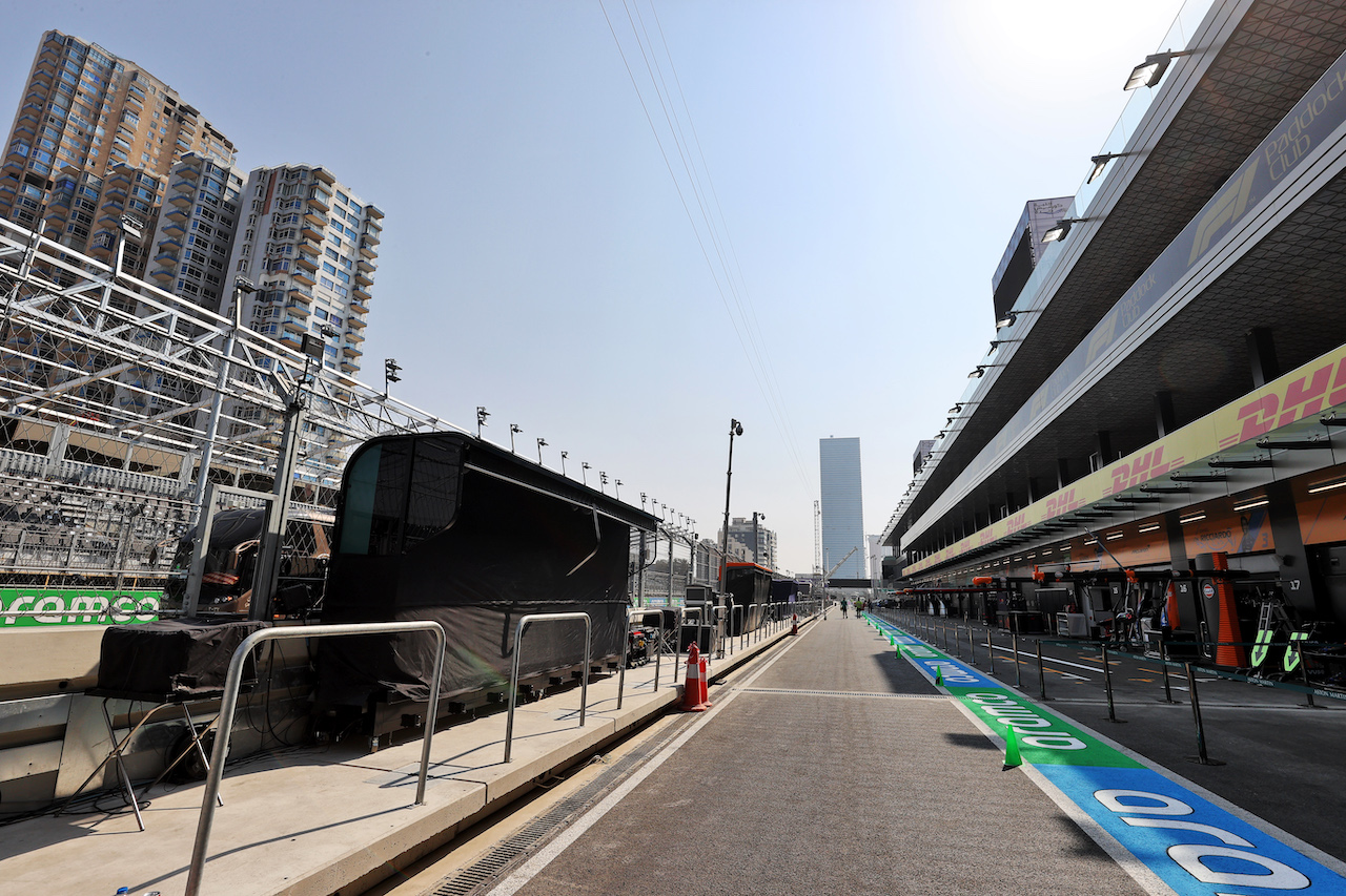 GP ARABIA SAUDITA, Circuit Atmosfera - Pit lane.
02.12.2021. Formula 1 World Championship, Rd 21, Saudi Arabian Grand Prix, Jeddah, Saudi Arabia, Preparation Day.
- www.xpbimages.com, EMail: requests@xpbimages.com © Copyright: Moy / XPB Images
