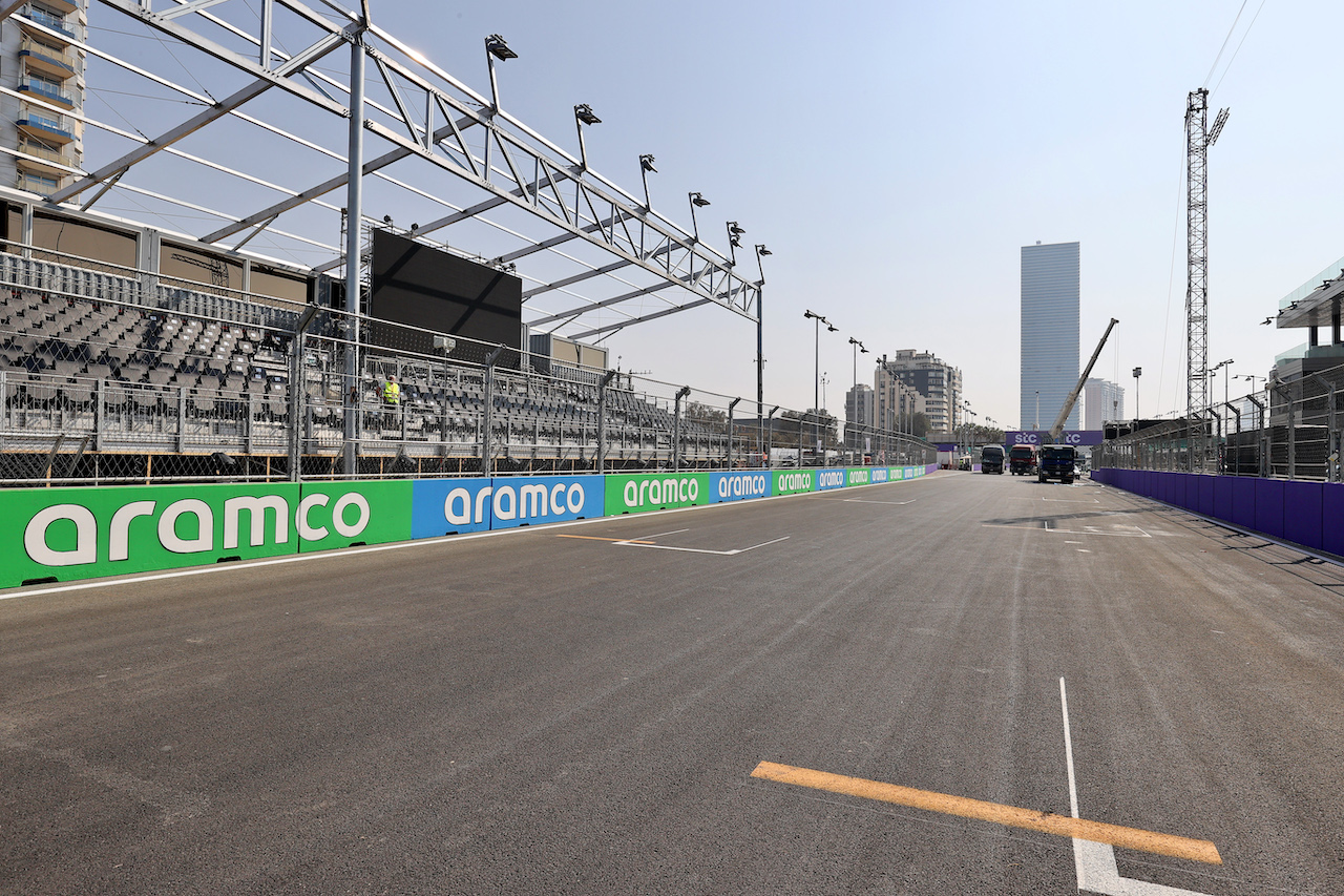 GP ARABIA SAUDITA, Circuit Atmosfera - partenza / finish straight.
02.12.2021. Formula 1 World Championship, Rd 21, Saudi Arabian Grand Prix, Jeddah, Saudi Arabia, Preparation Day.
- www.xpbimages.com, EMail: requests@xpbimages.com © Copyright: Moy / XPB Images
