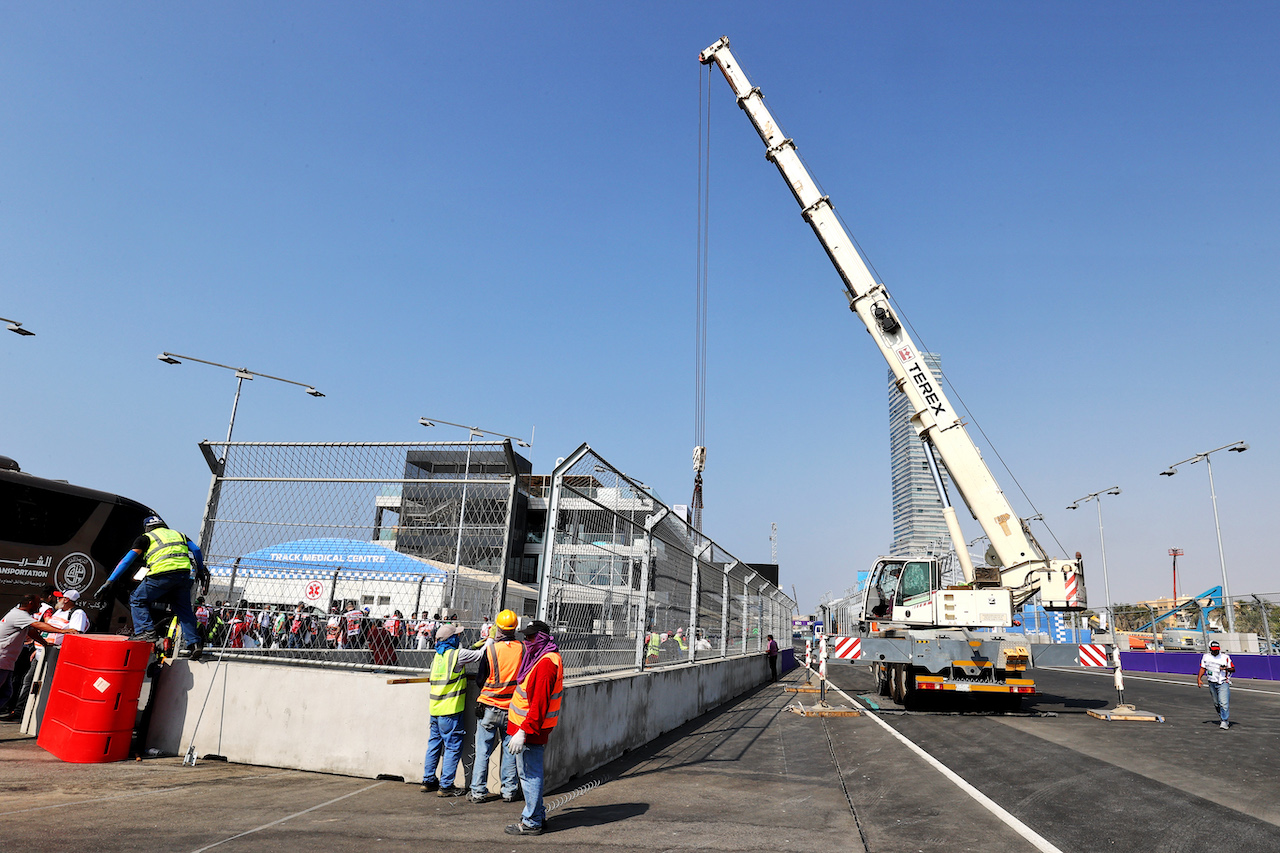 GP ARABIA SAUDITA, Circuit preparations.
02.12.2021. Formula 1 World Championship, Rd 21, Saudi Arabian Grand Prix, Jeddah, Saudi Arabia, Preparation Day.
- www.xpbimages.com, EMail: requests@xpbimages.com © Copyright: Moy / XPB Images