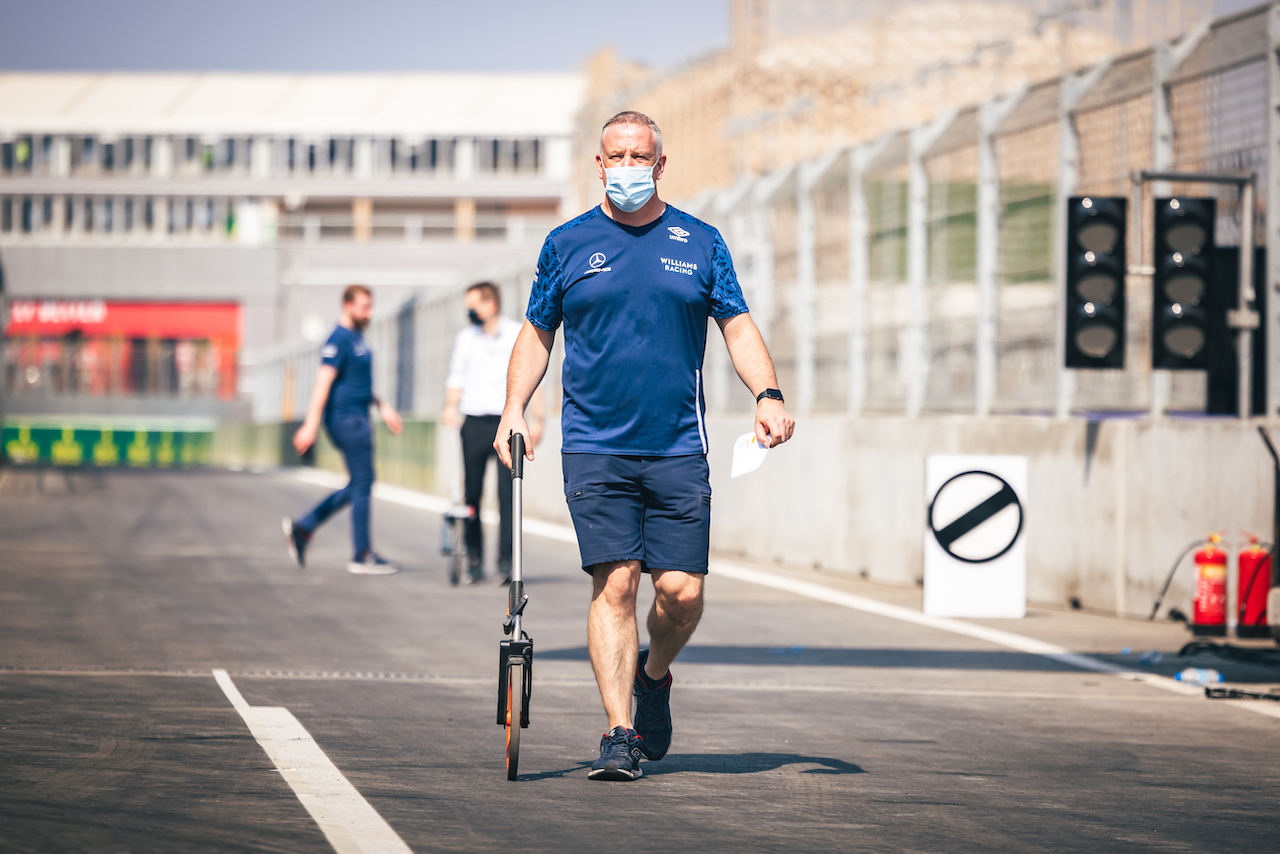 GP ARABIA SAUDITA, Williams Racing measure the pit lane.
02.12.2021. Formula 1 World Championship, Rd 21, Saudi Arabian Grand Prix, Jeddah, Saudi Arabia, Preparation Day.
- www.xpbimages.com, EMail: requests@xpbimages.com © Copyright: Bearne / XPB Images