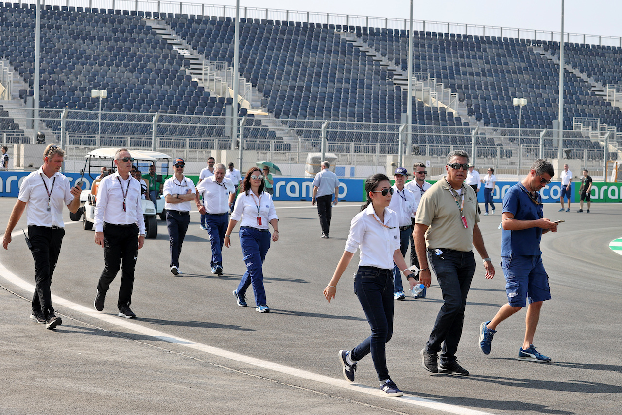 GP ARABIA SAUDITA, Michael Masi (AUS) FIA Gara Director e members of the FIA walk the circuit.
02.12.2021. Formula 1 World Championship, Rd 21, Saudi Arabian Grand Prix, Jeddah, Saudi Arabia, Preparation Day.
- www.xpbimages.com, EMail: requests@xpbimages.com © Copyright: Moy / XPB Images