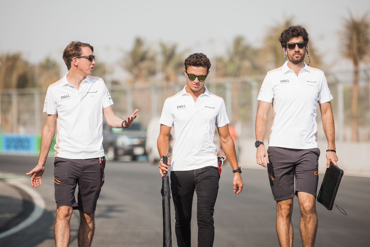 GP ARABIA SAUDITA, Lando Norris (GBR) McLaren walks the circuit with the team.
02.12.2021. Formula 1 World Championship, Rd 21, Saudi Arabian Grand Prix, Jeddah, Saudi Arabia, Preparation Day.
- www.xpbimages.com, EMail: requests@xpbimages.com © Copyright: Bearne / XPB Images