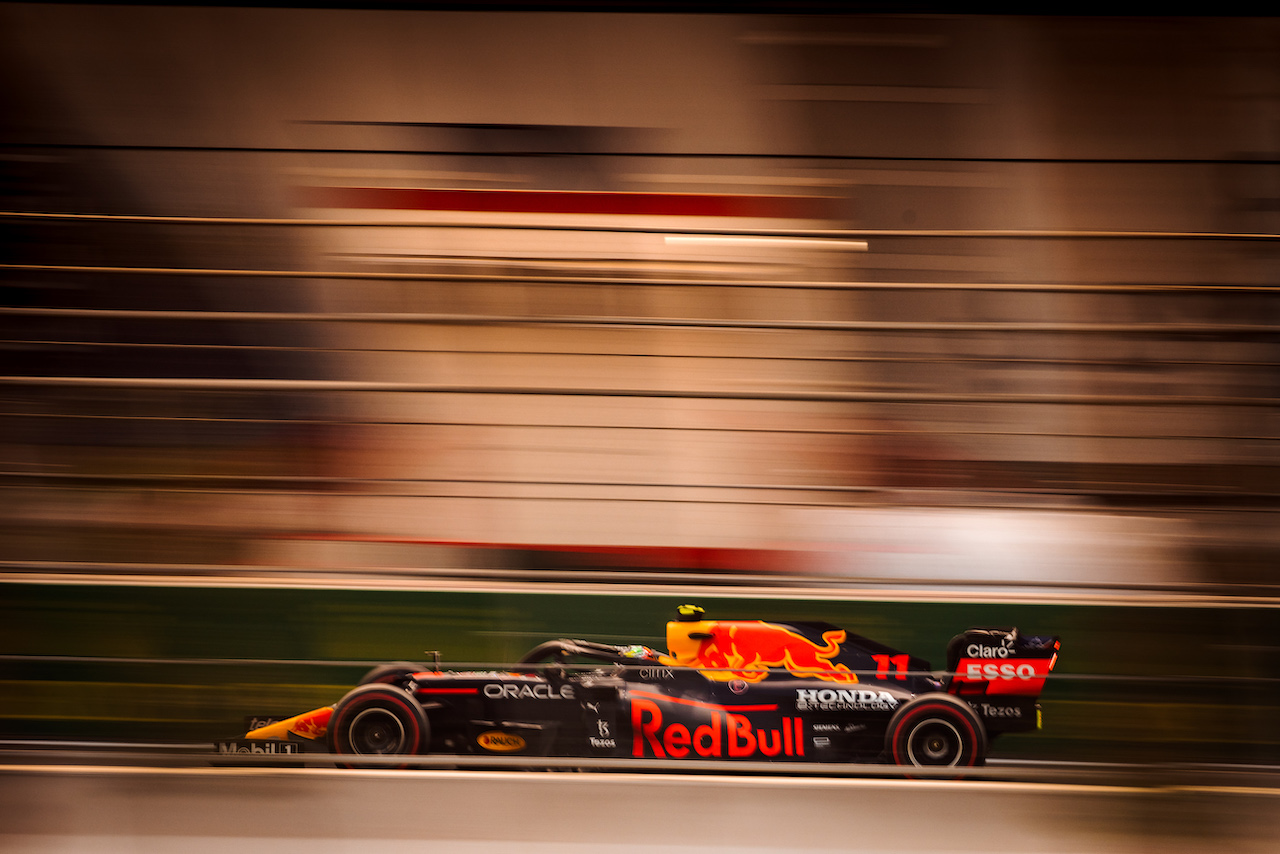 GP ARABIA SAUDITA, Sergio Perez (MEX) Red Bull Racing RB16B.
04.12.2021. Formula 1 World Championship, Rd 21, Saudi Arabian Grand Prix, Jeddah, Saudi Arabia, Qualifiche Day.
- www.xpbimages.com, EMail: requests@xpbimages.com © Copyright: Bearne / XPB Images