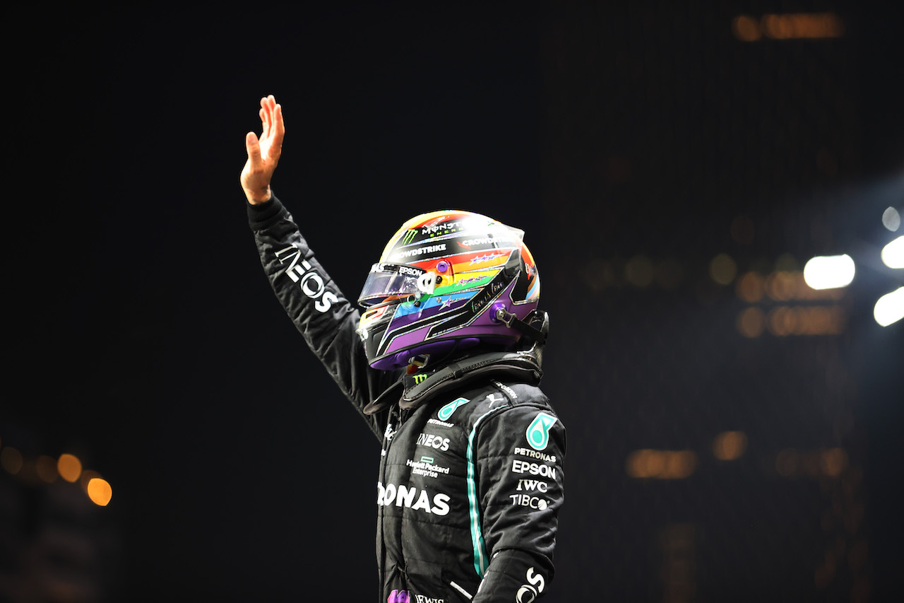 GP ARABIA SAUDITA, Lewis Hamilton (GBR) Mercedes AMG F1 celebrates his pole position in qualifying parc ferme.
04.12.2021. Formula 1 World Championship, Rd 21, Saudi Arabian Grand Prix, Jeddah, Saudi Arabia, Qualifiche Day.
- www.xpbimages.com, EMail: requests@xpbimages.com ¬© Copyright: Charniaux / XPB Images