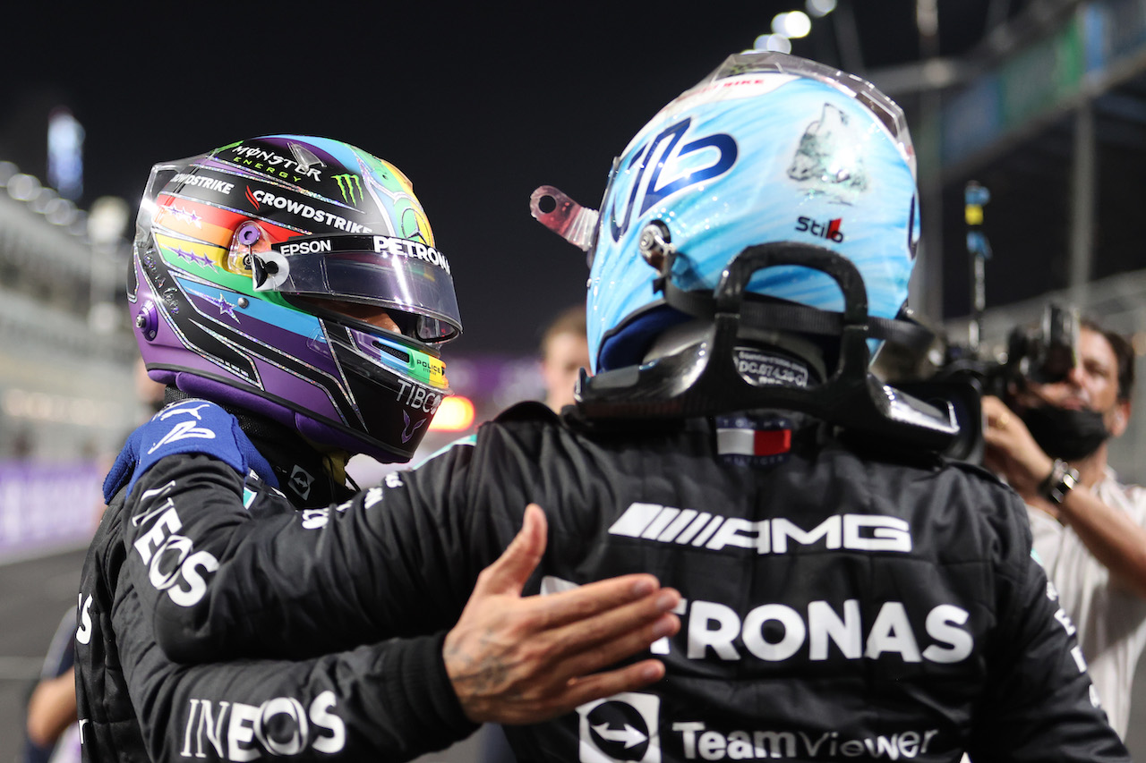 GP ARABIA SAUDITA, Lewis Hamilton (GBR) Mercedes AMG F1 celebrates his pole position in qualifying parc ferme with Valtteri Bottas (FIN) Mercedes AMG F1 W12.
04.12.2021. Formula 1 World Championship, Rd 21, Saudi Arabian Grand Prix, Jeddah, Saudi Arabia, Qualifiche Day.
- www.xpbimages.com, EMail: requests@xpbimages.com © Copyright: Charniaux / XPB Images