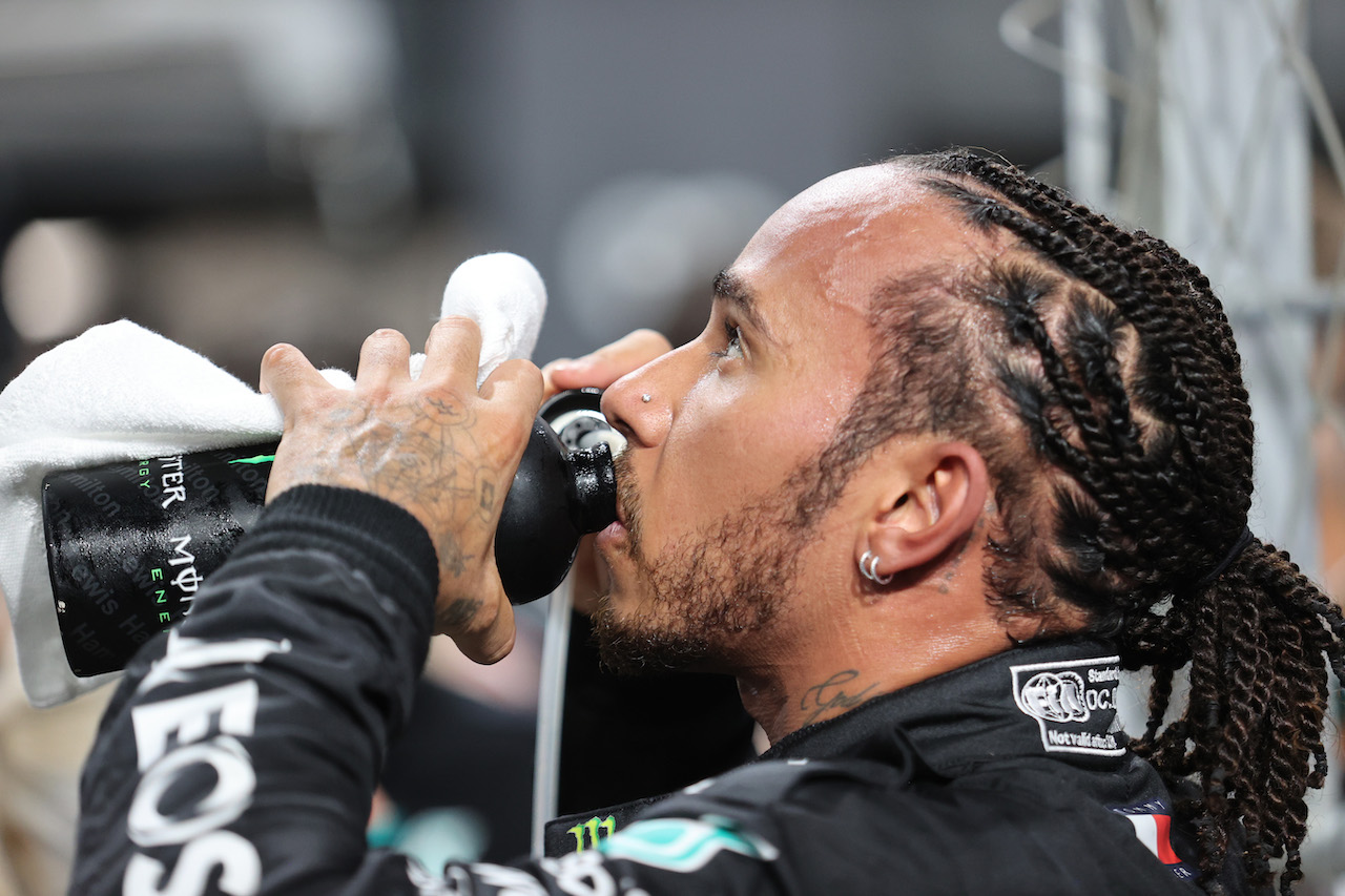 GP ARABIA SAUDITA, Lewis Hamilton (GBR) Mercedes AMG F1 W12 takes a drink.
04.12.2021. Formula 1 World Championship, Rd 21, Saudi Arabian Grand Prix, Jeddah, Saudi Arabia, Qualifiche Day.
- www.xpbimages.com, EMail: requests@xpbimages.com © Copyright: Charniaux / XPB Images