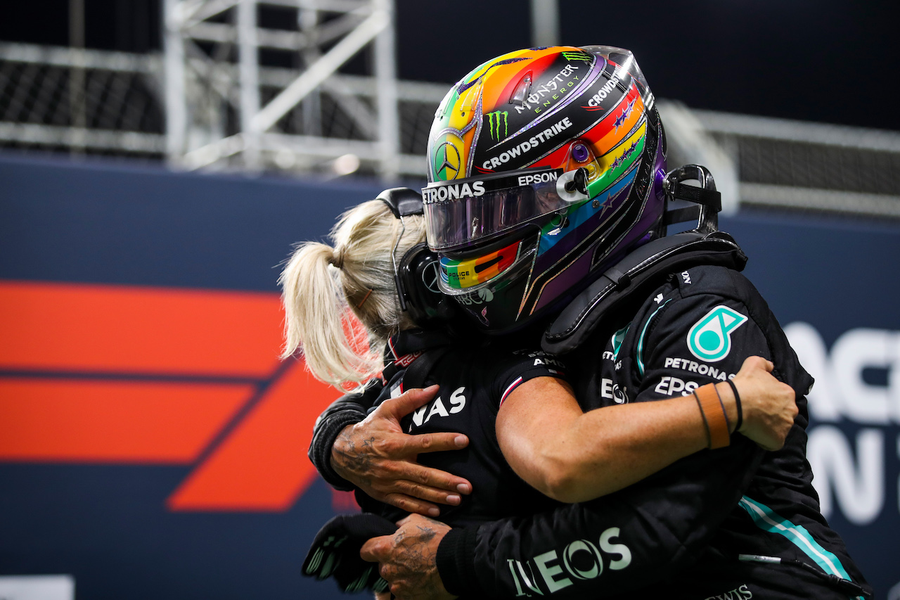 GP ARABIA SAUDITA, Lewis Hamilton (GBR) Mercedes AMG F1 celebrates his pole position in qualifying parc ferme with Angela Cullen (NZL) Mercedes AMG F1 Physiotherapist.
04.12.2021. Formula 1 World Championship, Rd 21, Saudi Arabian Grand Prix, Jeddah, Saudi Arabia, Qualifiche Day.
- www.xpbimages.com, EMail: requests@xpbimages.com © Copyright: FIA Pool Image for Editorial Use Only