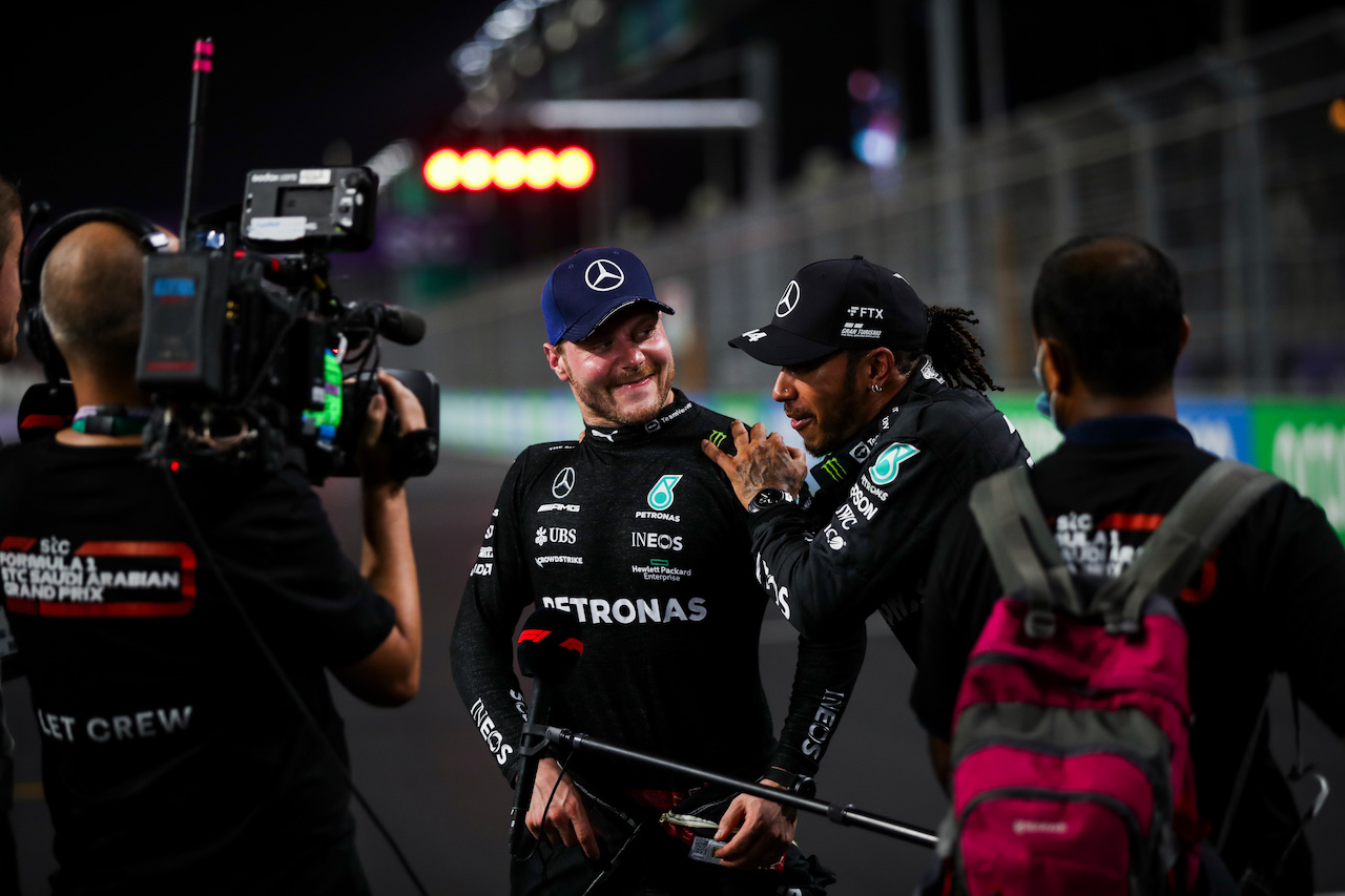 GP ARABIA SAUDITA, Lewis Hamilton (GBR) Mercedes AMG F1 (Right) celebrates his pole position with second placed team mate Valtteri Bottas (FIN) Mercedes AMG F1 in qualifying parc ferme.
04.12.2021. Formula 1 World Championship, Rd 21, Saudi Arabian Grand Prix, Jeddah, Saudi Arabia, Qualifiche Day.
- www.xpbimages.com, EMail: requests@xpbimages.com © Copyright: FIA Pool Image for Editorial Use Only