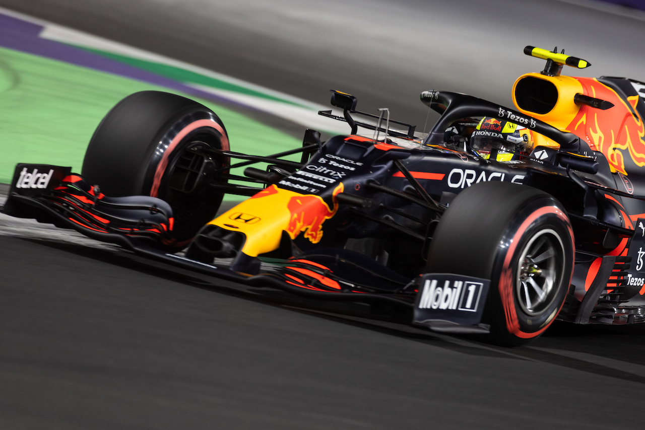 GP ARABIA SAUDITA, Sergio Perez (MEX) Red Bull Racing RB16B.
04.12.2021. Formula 1 World Championship, Rd 21, Saudi Arabian Grand Prix, Jeddah, Saudi Arabia, Qualifiche Day.
- www.xpbimages.com, EMail: requests@xpbimages.com © Copyright: Bearne / XPB Images
