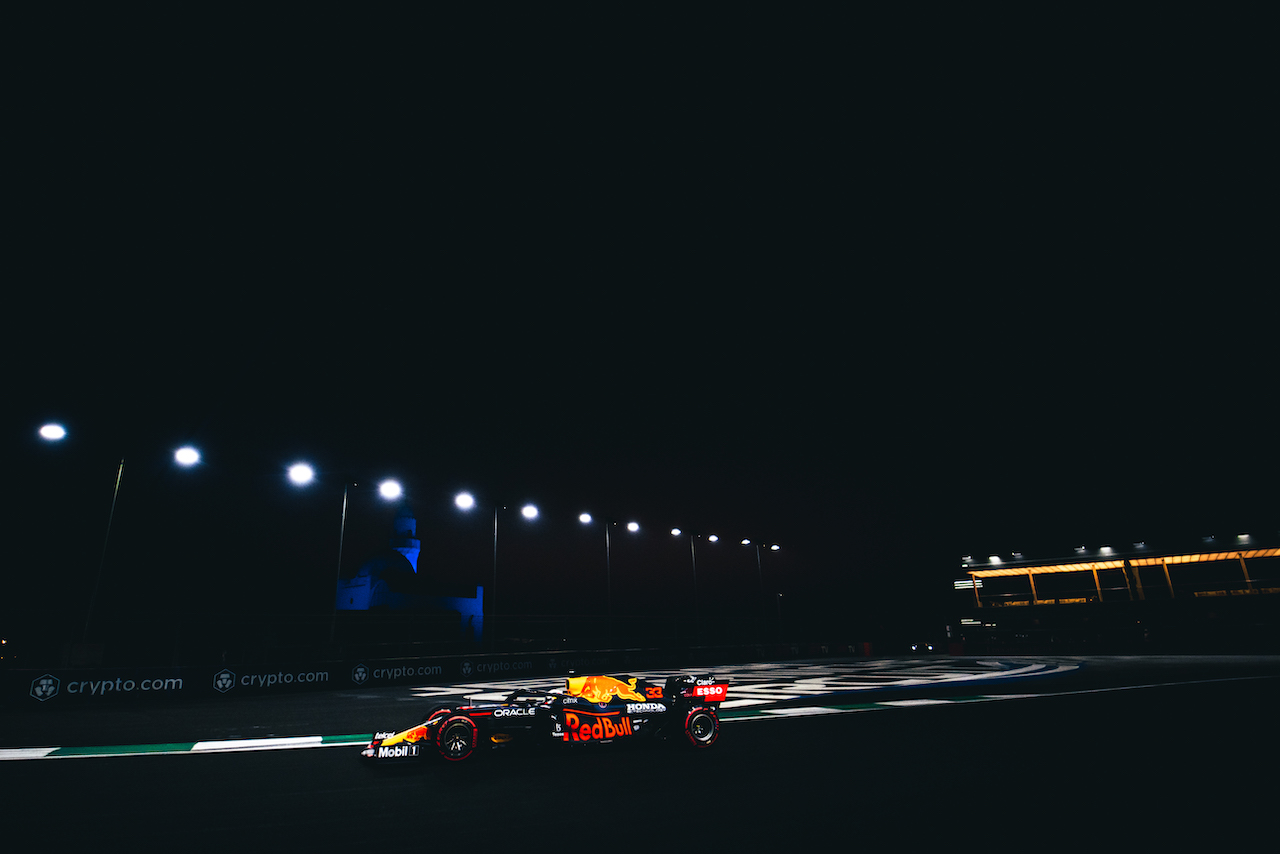 GP ARABIA SAUDITA, Max Verstappen (NLD) Red Bull Racing RB16B.
04.12.2021. Formula 1 World Championship, Rd 21, Saudi Arabian Grand Prix, Jeddah, Saudi Arabia, Qualifiche Day.
- www.xpbimages.com, EMail: requests@xpbimages.com © Copyright: Bearne / XPB Images