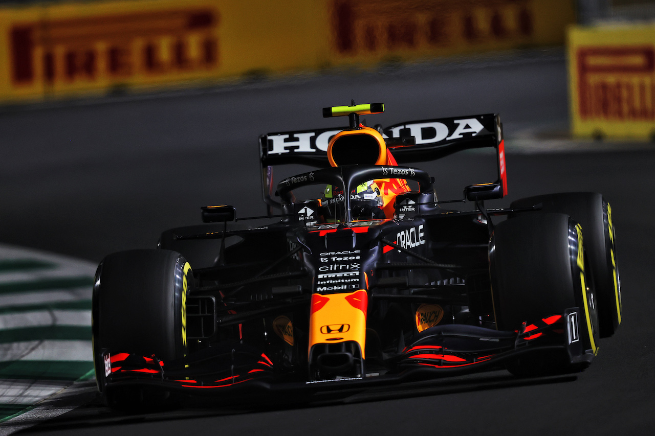 GP ARABIA SAUDITA, Sergio Perez (MEX) Red Bull Racing RB16B.
04.12.2021. Formula 1 World Championship, Rd 21, Saudi Arabian Grand Prix, Jeddah, Saudi Arabia, Qualifiche Day.
- www.xpbimages.com, EMail: requests@xpbimages.com © Copyright: Moy / XPB Images