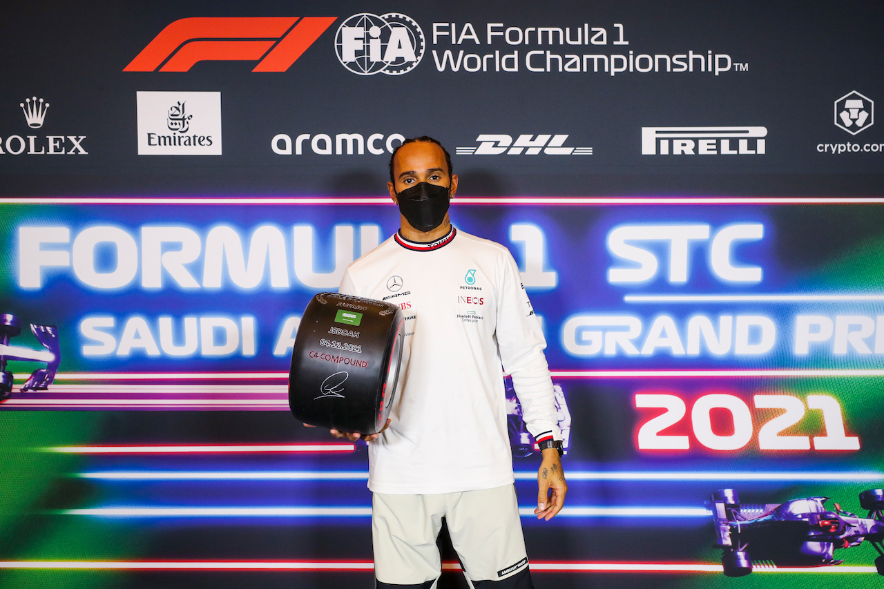 GP ARABIA SAUDITA, Lewis Hamilton (GBR) Mercedes AMG F1 with the Pirelli Pole Position Award in the post qualifying FIA Press Conference.
04.12.2021. Formula 1 World Championship, Rd 21, Saudi Arabian Grand Prix, Jeddah, Saudi Arabia, Qualifiche Day.
- www.xpbimages.com, EMail: requests@xpbimages.com © Copyright: FIA Pool Image for Editorial Use Only