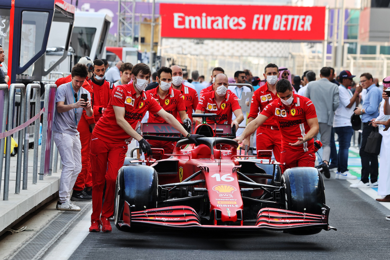 GP ARABIA SAUDITA, The repaired Ferrari SF-21 of Charles Leclerc (MON).
04.12.2021. Formula 1 World Championship, Rd 21, Saudi Arabian Grand Prix, Jeddah, Saudi Arabia, Qualifiche Day.
- www.xpbimages.com, EMail: requests@xpbimages.com © Copyright: Moy / XPB Images