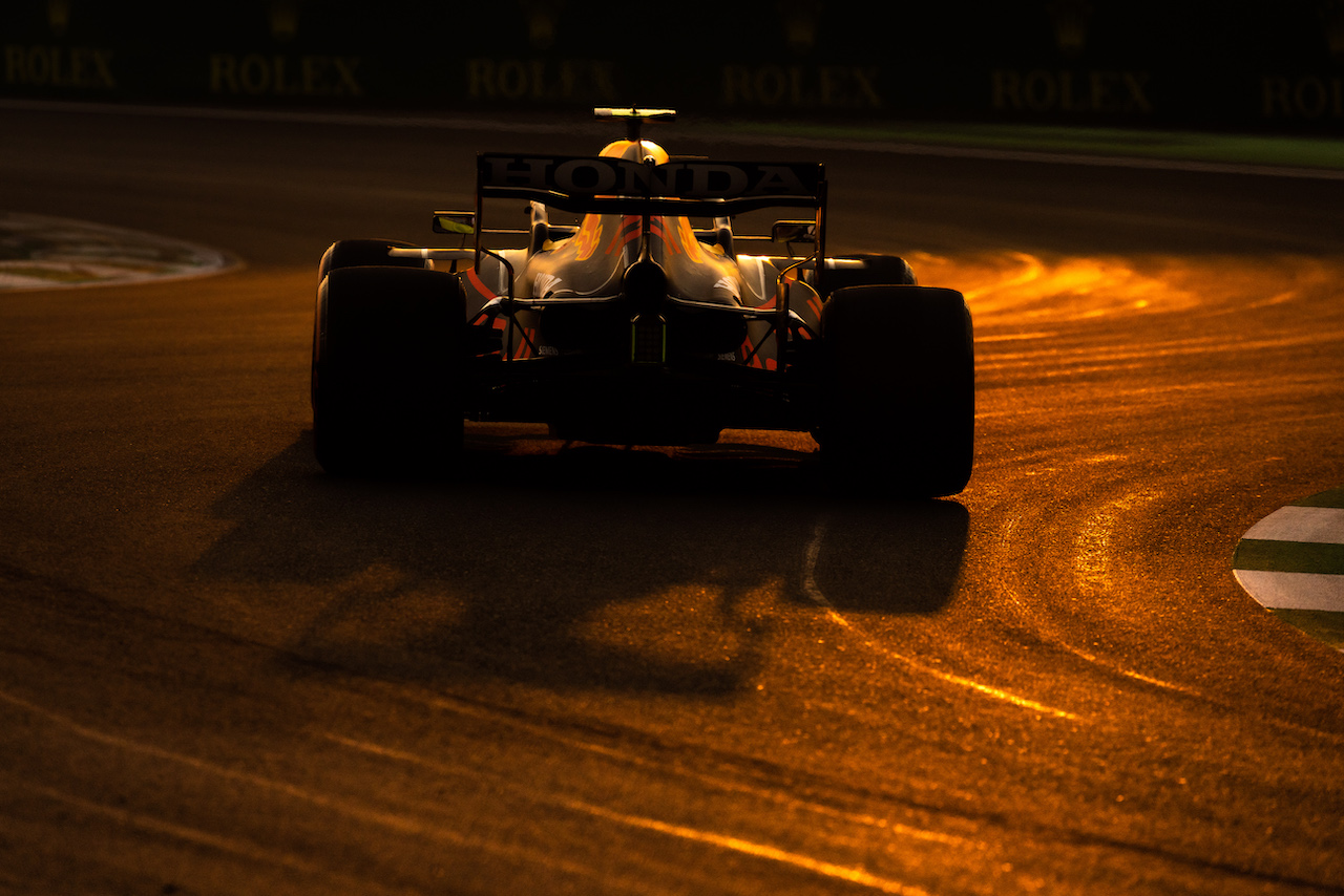 GP ARABIA SAUDITA, Sergio Perez (MEX) Red Bull Racing RB16B.
04.12.2021. Formula 1 World Championship, Rd 21, Saudi Arabian Grand Prix, Jeddah, Saudi Arabia, Qualifiche Day.
- www.xpbimages.com, EMail: requests@xpbimages.com © Copyright: Bearne / XPB Images