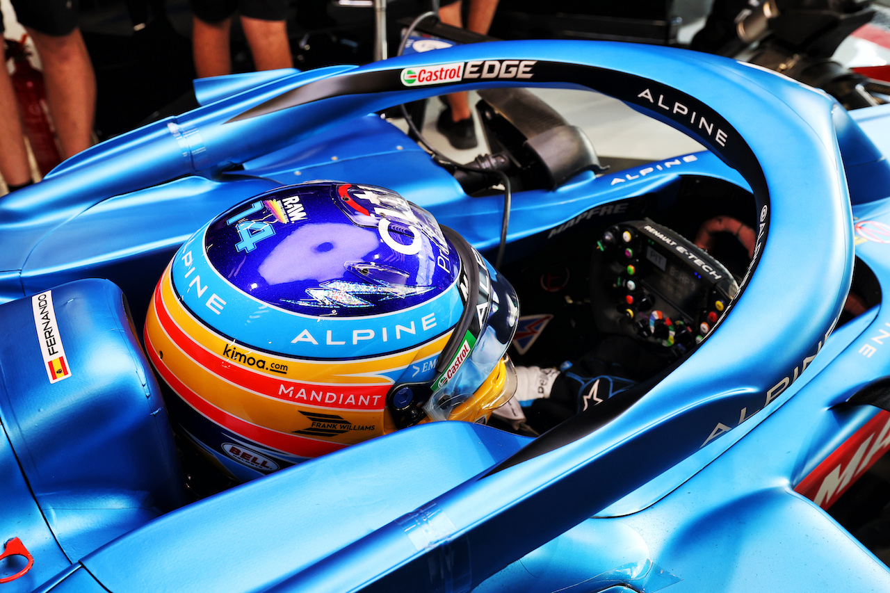 GP ARABIA SAUDITA, Fernando Alonso (ESP) Alpine F1 Team A521 with his helmet carrying a tribute to Frank Williams.
04.12.2021. Formula 1 World Championship, Rd 21, Saudi Arabian Grand Prix, Jeddah, Saudi Arabia, Qualifiche Day.
- www.xpbimages.com, EMail: requests@xpbimages.com © Copyright: Moy / XPB Images