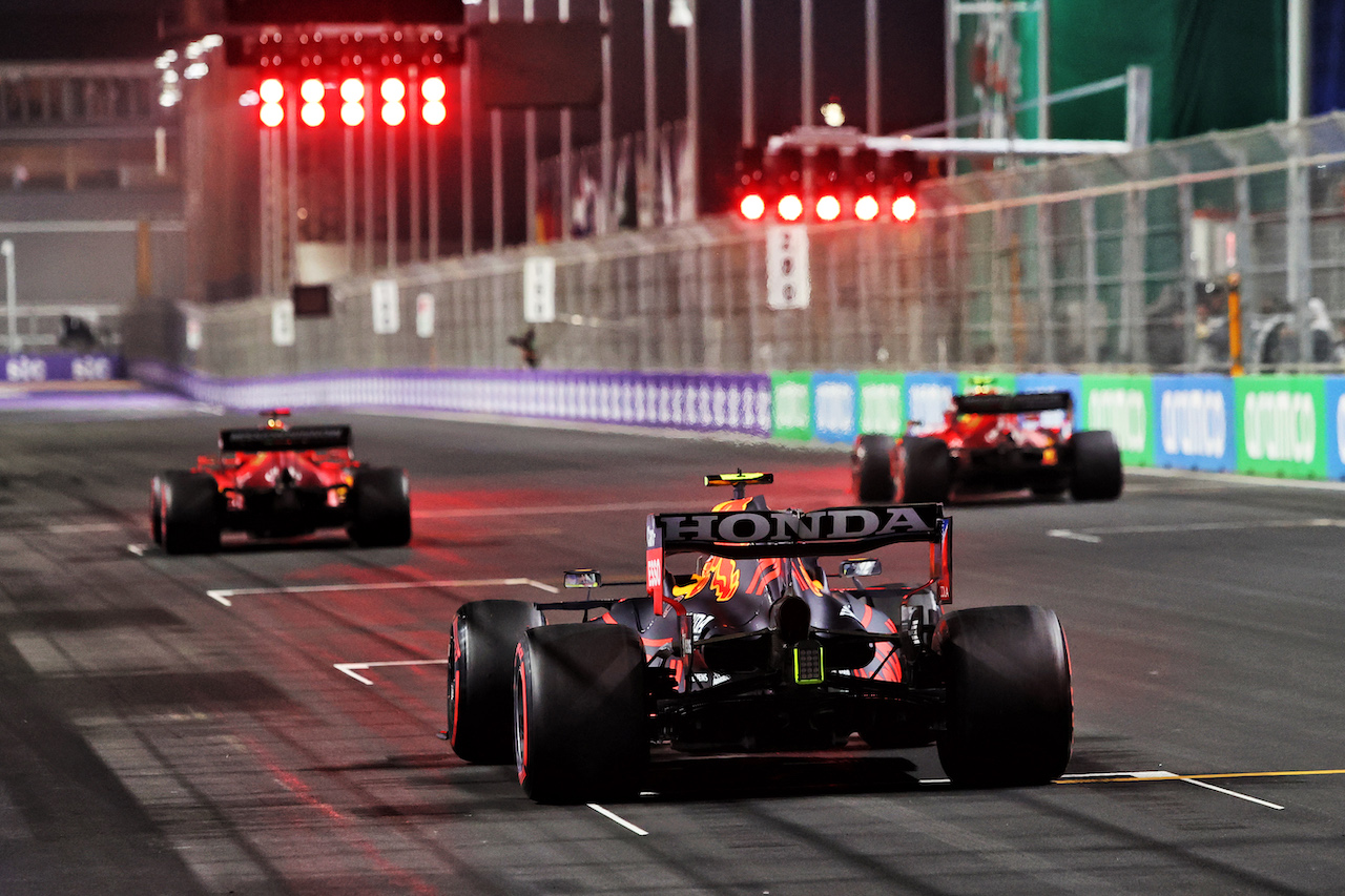 GP ARABIA SAUDITA, Sergio Perez (MEX) Red Bull Racing RB16B - practice partenza.
04.12.2021. Formula 1 World Championship, Rd 21, Saudi Arabian Grand Prix, Jeddah, Saudi Arabia, Qualifiche Day.
- www.xpbimages.com, EMail: requests@xpbimages.com © Copyright: Moy / XPB Images