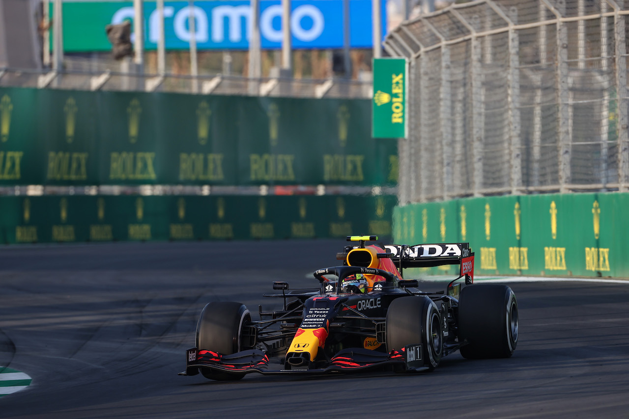 GP ARABIA SAUDITA, Sergio Perez (MEX), Red Bull Racing 
 03.12.2021 Formula 1 World Championship, Rd 21, Saudi Arabian Grand Prix, Jeddah, Saudi Arabia, Practice Day.
- www.xpbimages.com, EMail: requests@xpbimages.com ¬© Copyright: Charniaux / XPB Images