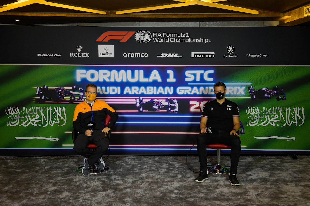 GP ARABIA SAUDITA, (L to R): Andreas Seidl, McLaren Managing Director e Marcin Budkowski (POL) Alpine F1 Team Executive Director in the FIA Press Conference.
03.12.2021 Formula 1 World Championship, Rd 21, Saudi Arabian Grand Prix, Jeddah, Saudi Arabia, Practice Day.
- www.xpbimages.com, EMail: requests@xpbimages.com © Copyright: FIA Pool Image for Editorial Use Only