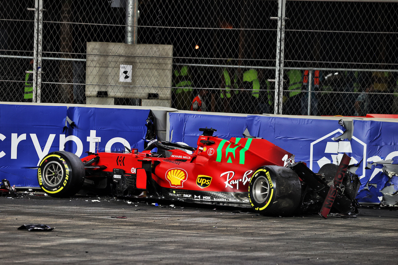 GP ARABIA SAUDITA, The damaged Ferrari SF-21 of Charles Leclerc (MON) after he crashed in the second practice session.
03.12.2021 Formula 1 World Championship, Rd 21, Saudi Arabian Grand Prix, Jeddah, Saudi Arabia, Practice Day.
- www.xpbimages.com, EMail: requests@xpbimages.com © Copyright: Moy / XPB Images