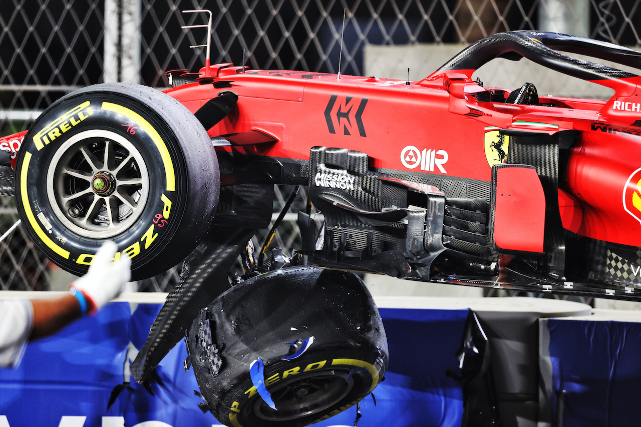 GP ARABIA SAUDITA, The damaged Ferrari SF-21 of Charles Leclerc (MON) after he crashed in the second practice session.
03.12.2021 Formula 1 World Championship, Rd 21, Saudi Arabian Grand Prix, Jeddah, Saudi Arabia, Practice Day.
- www.xpbimages.com, EMail: requests@xpbimages.com © Copyright: Moy / XPB Images