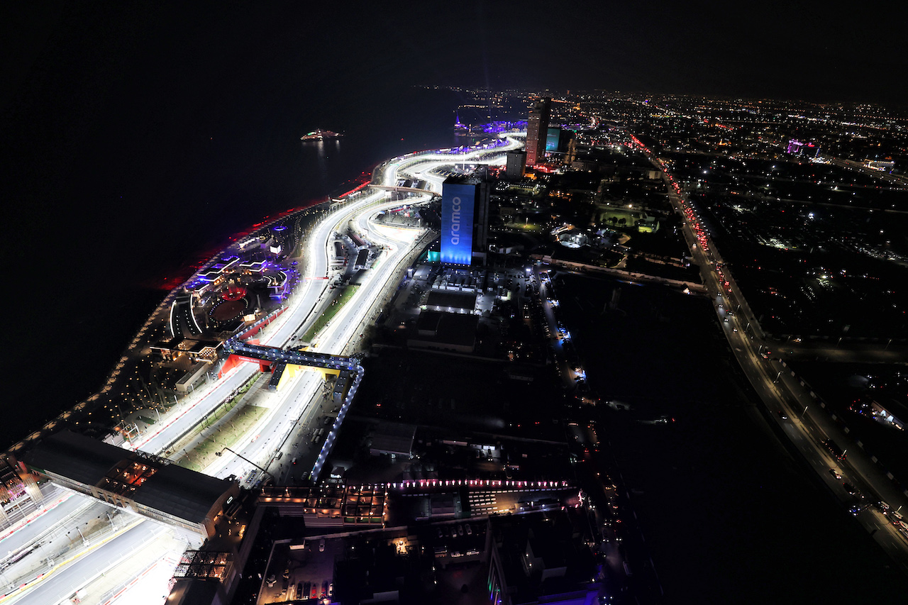 GP ARABIA SAUDITA, Scenic night time action.
03.12.2021 Formula 1 World Championship, Rd 21, Saudi Arabian Grand Prix, Jeddah, Saudi Arabia, Practice Day.
- www.xpbimages.com, EMail: requests@xpbimages.com © Copyright: Moy / XPB Images