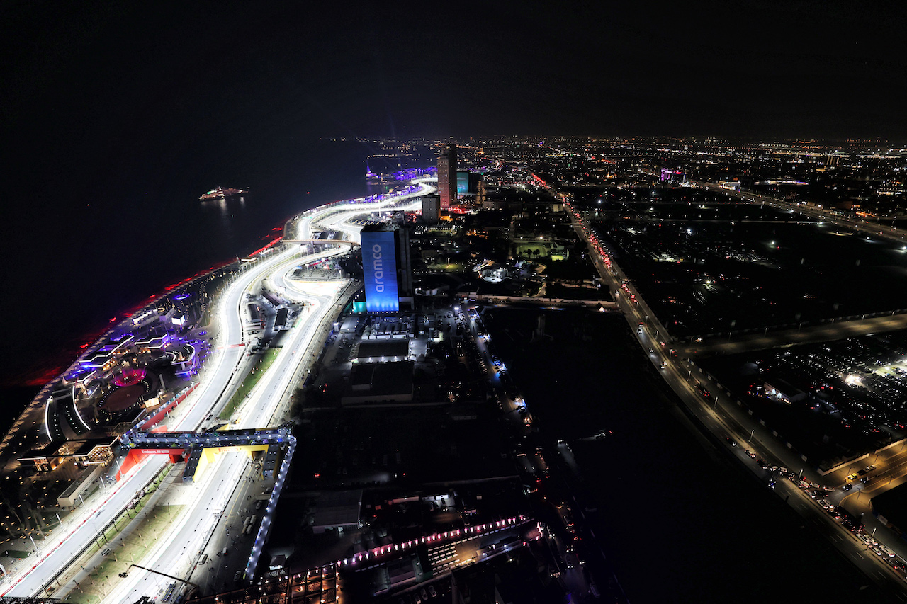 GP ARABIA SAUDITA, Scenic night time action.
03.12.2021 Formula 1 World Championship, Rd 21, Saudi Arabian Grand Prix, Jeddah, Saudi Arabia, Practice Day.
- www.xpbimages.com, EMail: requests@xpbimages.com © Copyright: Moy / XPB Images