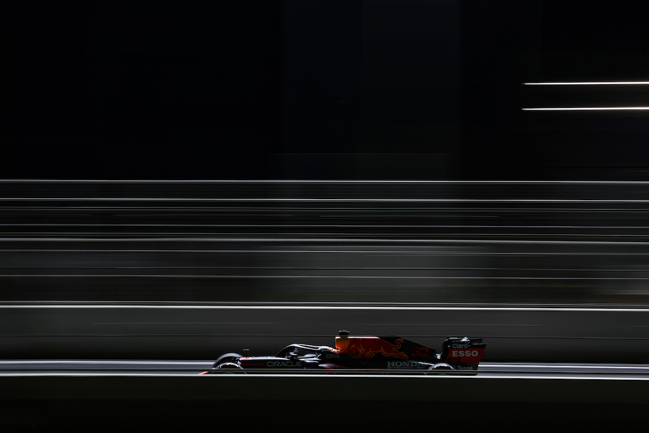 GP ARABIA SAUDITA, Max Verstappen (NLD), Red Bull Racing 
03.12.2021 Formula 1 World Championship, Rd 21, Saudi Arabian Grand Prix, Jeddah, Saudi Arabia, Practice Day.
- www.xpbimages.com, EMail: requests@xpbimages.com ¬© Copyright: Charniaux / XPB Images