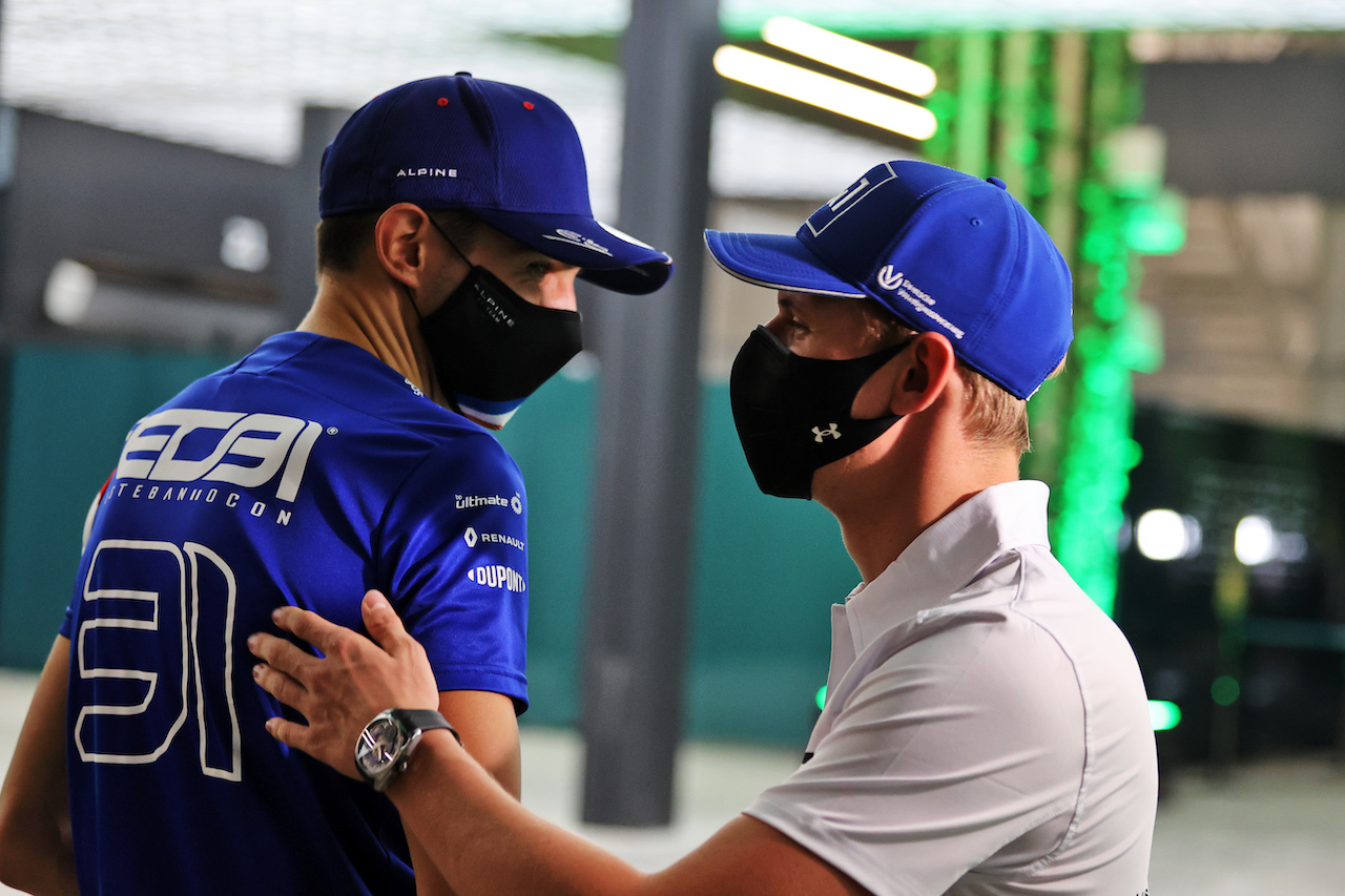 GP ARABIA SAUDITA, (L to R): Esteban Ocon (FRA) Alpine F1 Team with Mick Schumacher (GER) Haas F1 Team.
03.12.2021 Formula 1 World Championship, Rd 21, Saudi Arabian Grand Prix, Jeddah, Saudi Arabia, Practice Day.
- www.xpbimages.com, EMail: requests@xpbimages.com © Copyright: Moy / XPB Images