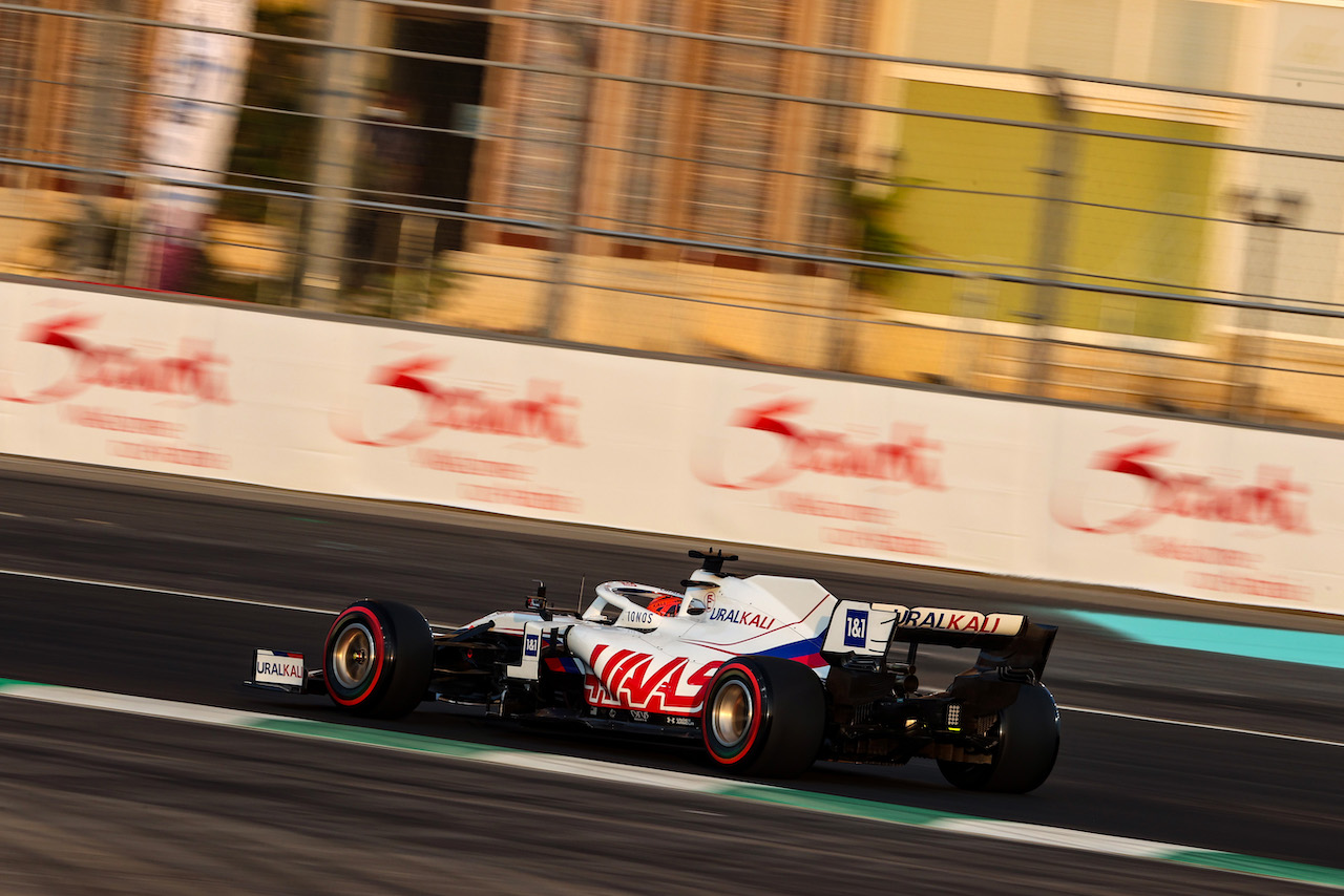 GP ARABIA SAUDITA, Nikita Mazepin (RUS), Haas F1 Team 
03.12.2021 Formula 1 World Championship, Rd 21, Saudi Arabian Grand Prix, Jeddah, Saudi Arabia, Practice Day.
- www.xpbimages.com, EMail: requests@xpbimages.com ¬© Copyright: Charniaux / XPB Images