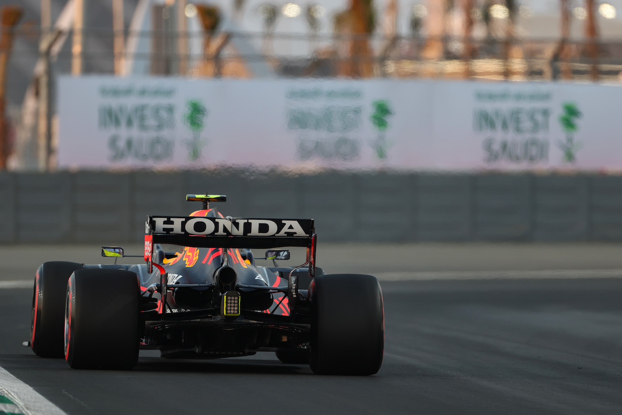 GP ARABIA SAUDITA, Sergio Perez (MEX), Red Bull Racing 
03.12.2021 Formula 1 World Championship, Rd 21, Saudi Arabian Grand Prix, Jeddah, Saudi Arabia, Practice Day.
- www.xpbimages.com, EMail: requests@xpbimages.com © Copyright: Charniaux / XPB Images