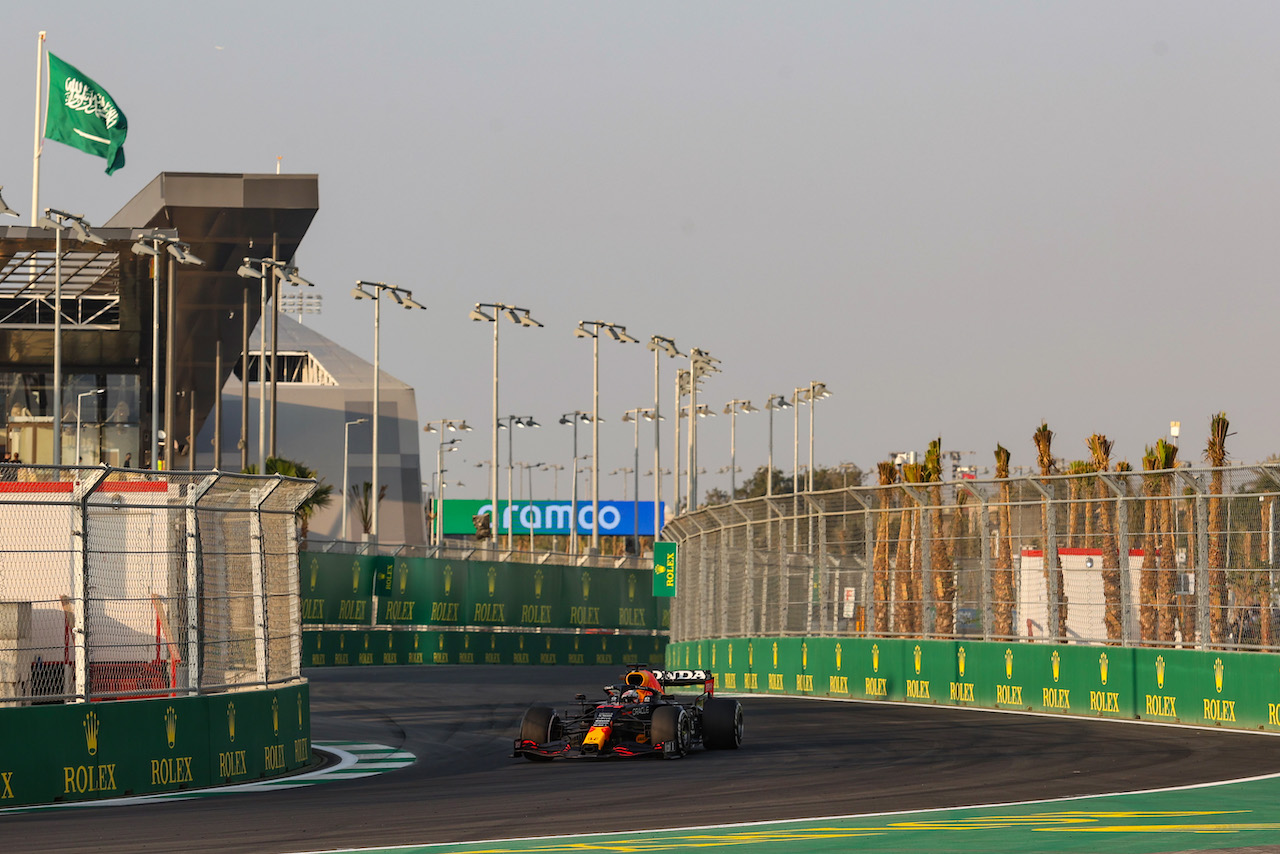 GP ARABIA SAUDITA, Max Verstappen (NLD), Red Bull Racing 
03.12.2021 Formula 1 World Championship, Rd 21, Saudi Arabian Grand Prix, Jeddah, Saudi Arabia, Practice Day.
- www.xpbimages.com, EMail: requests@xpbimages.com ¬© Copyright: Charniaux / XPB Images