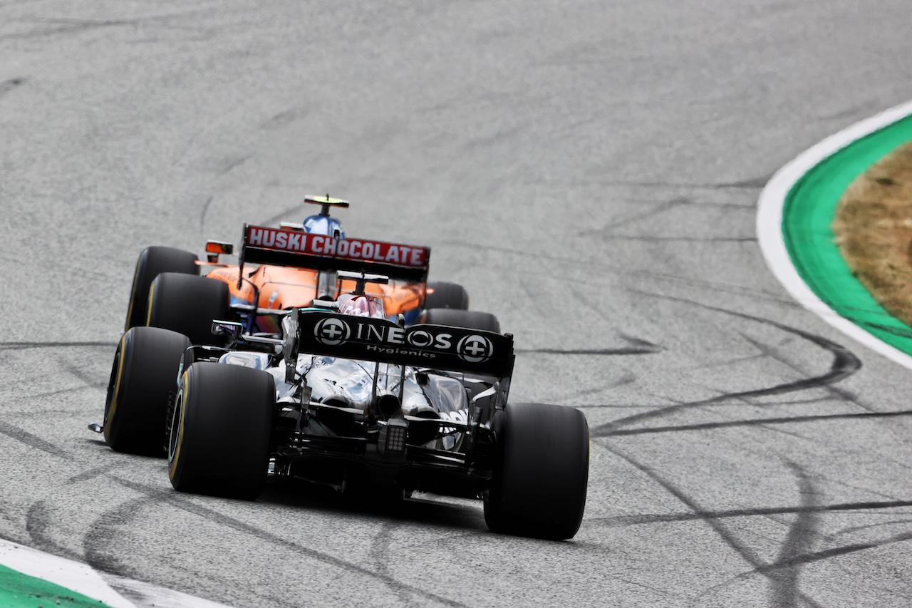 GP AUSTRIA, Lando Norris (GBR) McLaren MCL35M davanti a Lewis Hamilton (GBR) Mercedes AMG F1 W12.
04.07.2021. Formula 1 World Championship, Rd 9, Austrian Grand Prix, Spielberg, Austria, Gara Day.
- www.xpbimages.com, EMail: requests@xpbimages.com © Copyright: Charniaux / XPB Images