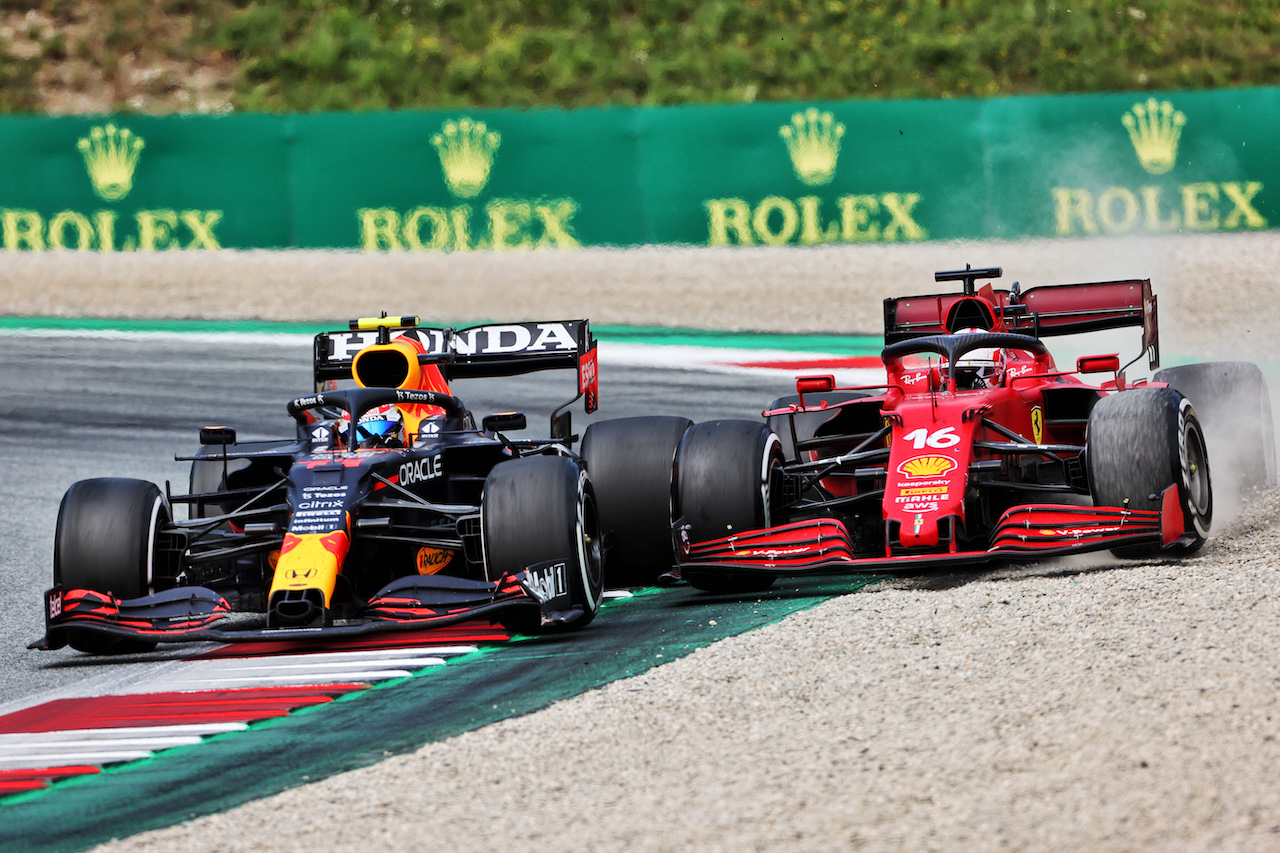 GP AUSTRIA, Sergio Perez (MEX) Red Bull Racing RB16B e Charles Leclerc (MON) Ferrari SF-21 battle for position.
04.07.2021. Formula 1 World Championship, Rd 9, Austrian Grand Prix, Spielberg, Austria, Gara Day.
- www.xpbimages.com, EMail: requests@xpbimages.com © Copyright: Charniaux / XPB Images