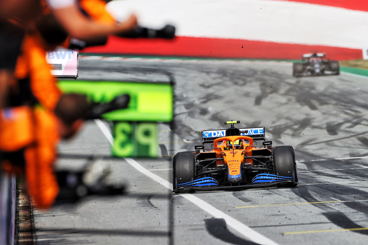 GP AUSTRIA, Third placed Lando Norris (GBR) McLaren MCL35M passes his team at the end of the race.
04.07.2021. Formula 1 World Championship, Rd 9, Austrian Grand Prix, Spielberg, Austria, Gara Day.
- www.xpbimages.com, EMail: requests@xpbimages.com © Copyright: Moy / XPB Images