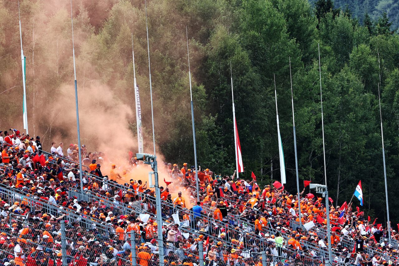 GP AUSTRIA, Circuit Atmosfera - fans in the grandstand.
04.07.2021. Formula 1 World Championship, Rd 9, Austrian Grand Prix, Spielberg, Austria, Gara Day.
- www.xpbimages.com, EMail: requests@xpbimages.com © Copyright: Batchelor / XPB Images