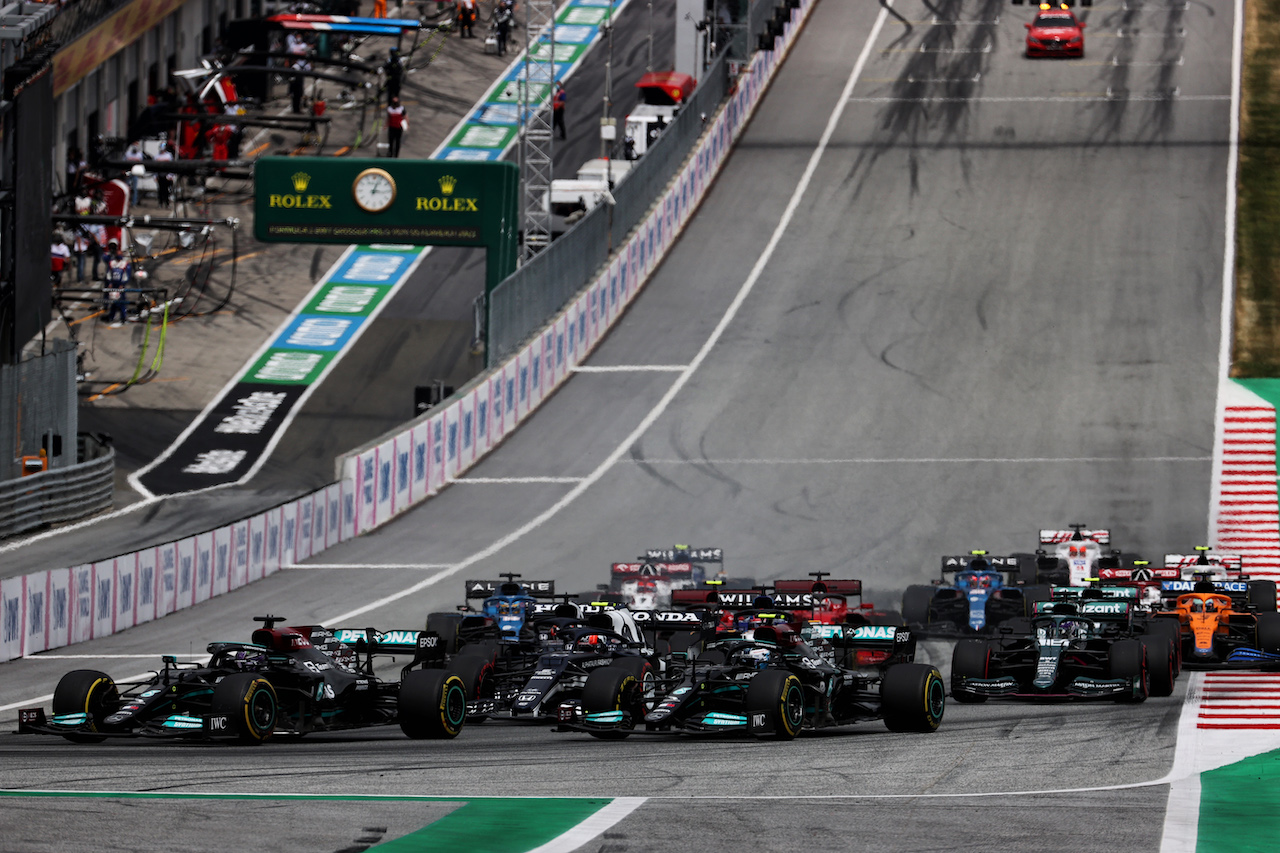 GP AUSTRIA, Lewis Hamilton (GBR) Mercedes AMG F1 W12 e Valtteri Bottas (FIN) Mercedes AMG F1 W12 at the partenza of the race.
04.07.2021. Formula 1 World Championship, Rd 9, Austrian Grand Prix, Spielberg, Austria, Gara Day.
- www.xpbimages.com, EMail: requests@xpbimages.com © Copyright: Batchelor / XPB Images