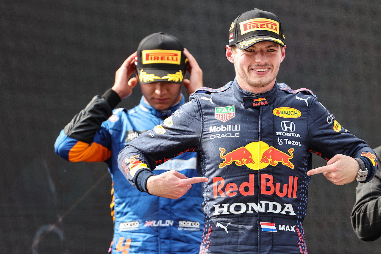 GP AUSTRIA, Max Verstappen (NLD), Red Bull Racing e Lando Norris (GBR), McLaren F1 Team 
04.07.2021. Formula 1 World Championship, Rd 9, Austrian Grand Prix, Spielberg, Austria, Gara Day.
- www.xpbimages.com, EMail: requests@xpbimages.com ¬© Copyright: Charniaux / XPB Images