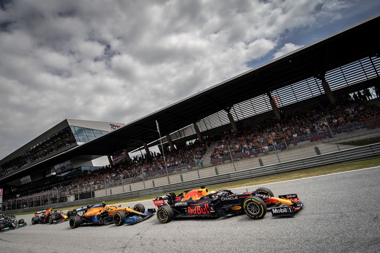 GP AUSTRIA, Max Verstappen (NLD) Red Bull Racing RB16B davanti a at the partenza of the race.
04.07.2021. Formula 1 World Championship, Rd 9, Austrian Grand Prix, Spielberg, Austria, Gara Day.
- www.xpbimages.com, EMail: requests@xpbimages.com © Copyright: Bearne / XPB Images