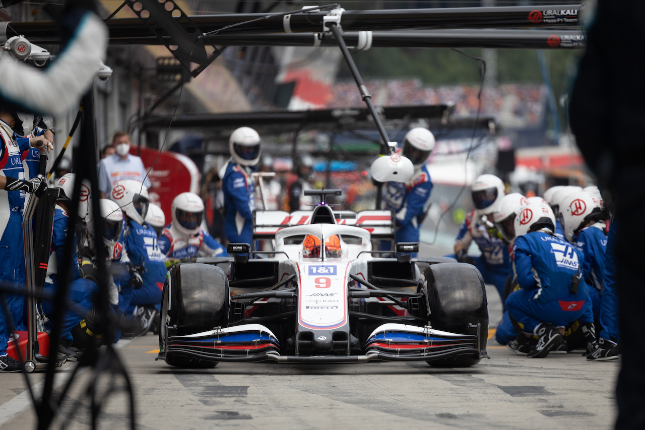 GP AUSTRIA, Nikita Mazepin (RUS) Haas F1 Team VF-21 makes a pit stop.
04.07.2021. Formula 1 World Championship, Rd 9, Austrian Grand Prix, Spielberg, Austria, Gara Day.
- www.xpbimages.com, EMail: requests@xpbimages.com © Copyright: Bearne / XPB Images