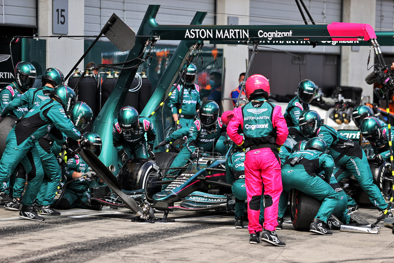 GP AUSTRIA, Sebastian Vettel (GER) Aston Martin F1 Team AMR21 makes a pit stop.
04.07.2021. Formula 1 World Championship, Rd 9, Austrian Grand Prix, Spielberg, Austria, Gara Day.
- www.xpbimages.com, EMail: requests@xpbimages.com © Copyright: Moy / XPB Images