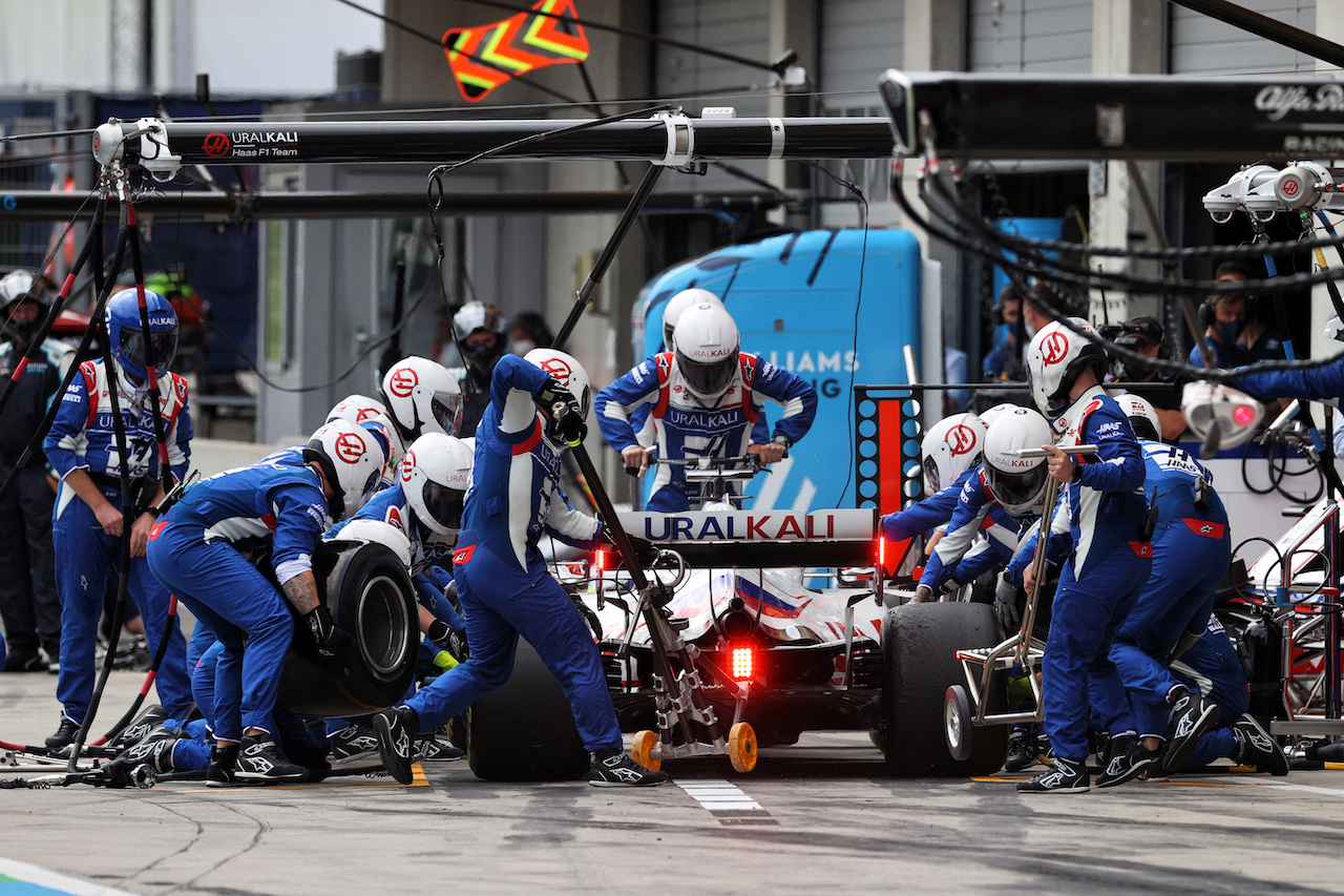 GP AUSTRIA, Nikita Mazepin (RUS) Haas F1 Team VF-21 makes a pit stop.
04.07.2021. Formula 1 World Championship, Rd 9, Austrian Grand Prix, Spielberg, Austria, Gara Day.
- www.xpbimages.com, EMail: requests@xpbimages.com © Copyright: Moy / XPB Images