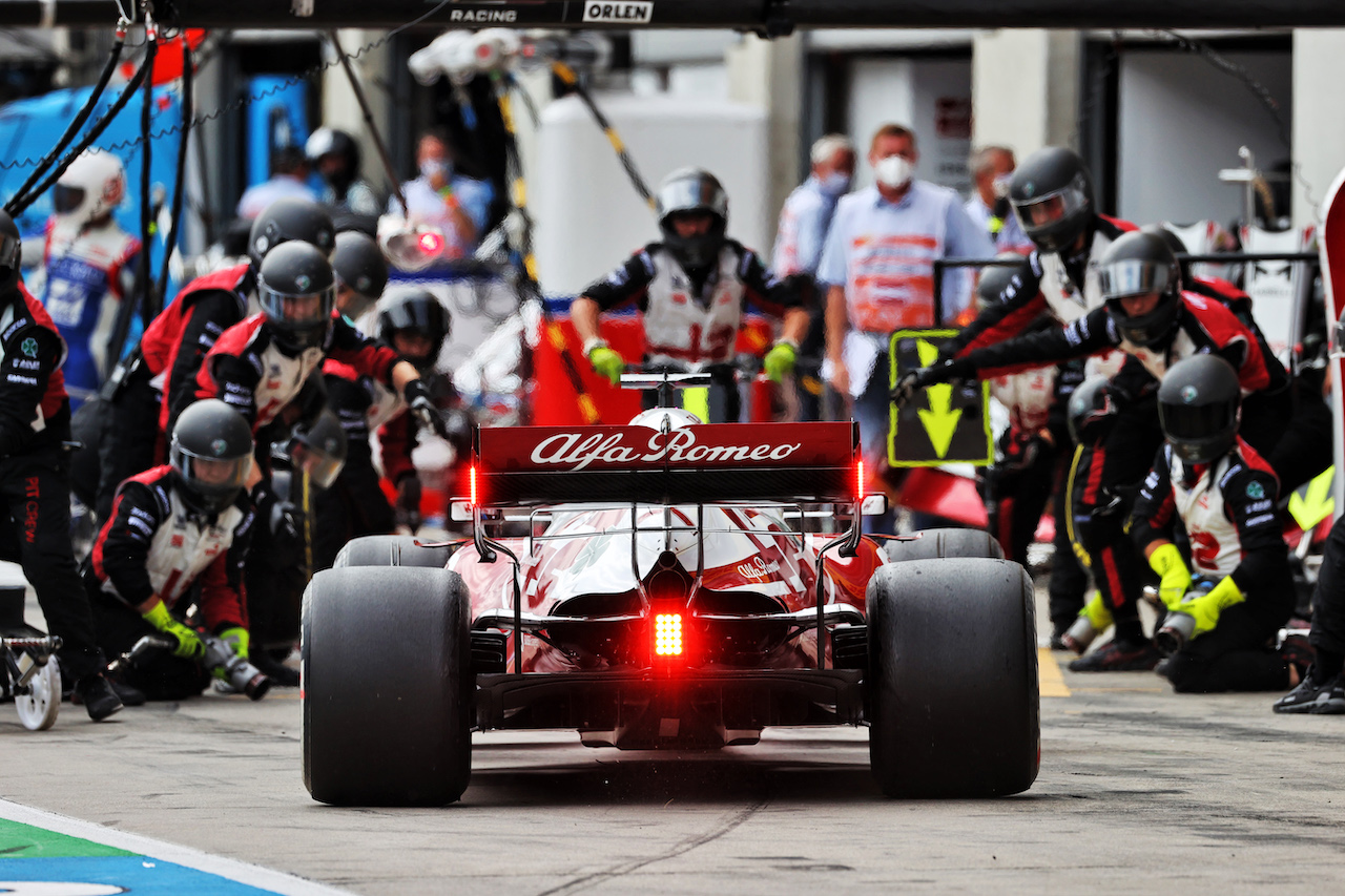 GP AUSTRIA, Kimi Raikkonen (FIN) Alfa Romeo Racing C41 makes a pit stop.
04.07.2021. Formula 1 World Championship, Rd 9, Austrian Grand Prix, Spielberg, Austria, Gara Day.
- www.xpbimages.com, EMail: requests@xpbimages.com © Copyright: Moy / XPB Images