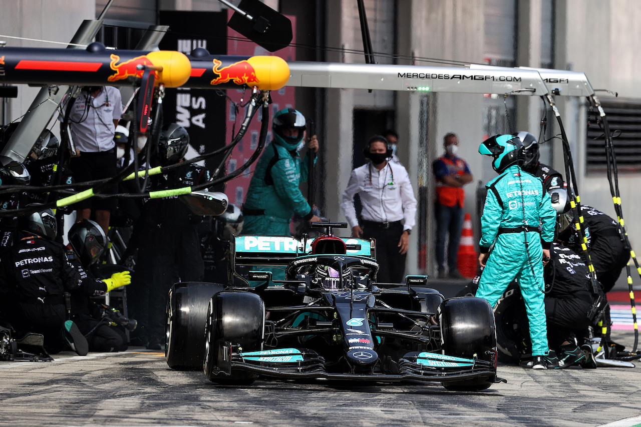 GP AUSTRIA, Lewis Hamilton (GBR) Mercedes AMG F1 W12 makes a pit stop.
04.07.2021. Formula 1 World Championship, Rd 9, Austrian Grand Prix, Spielberg, Austria, Gara Day.
- www.xpbimages.com, EMail: requests@xpbimages.com © Copyright: Moy / XPB Images